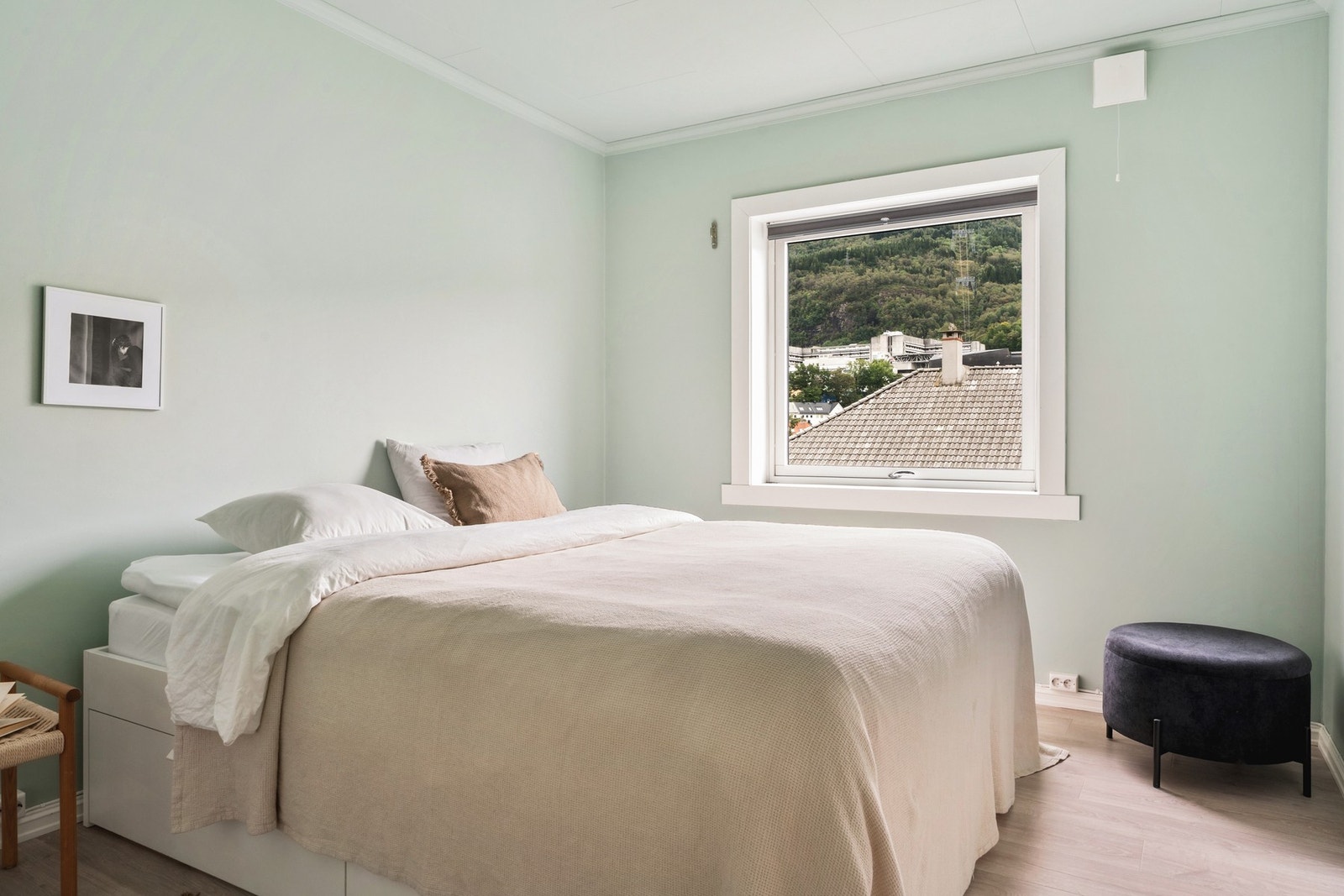 Rommet kan enkelt innredes med dobbeltseng, nattbord og garderobeskap. Galleribilde