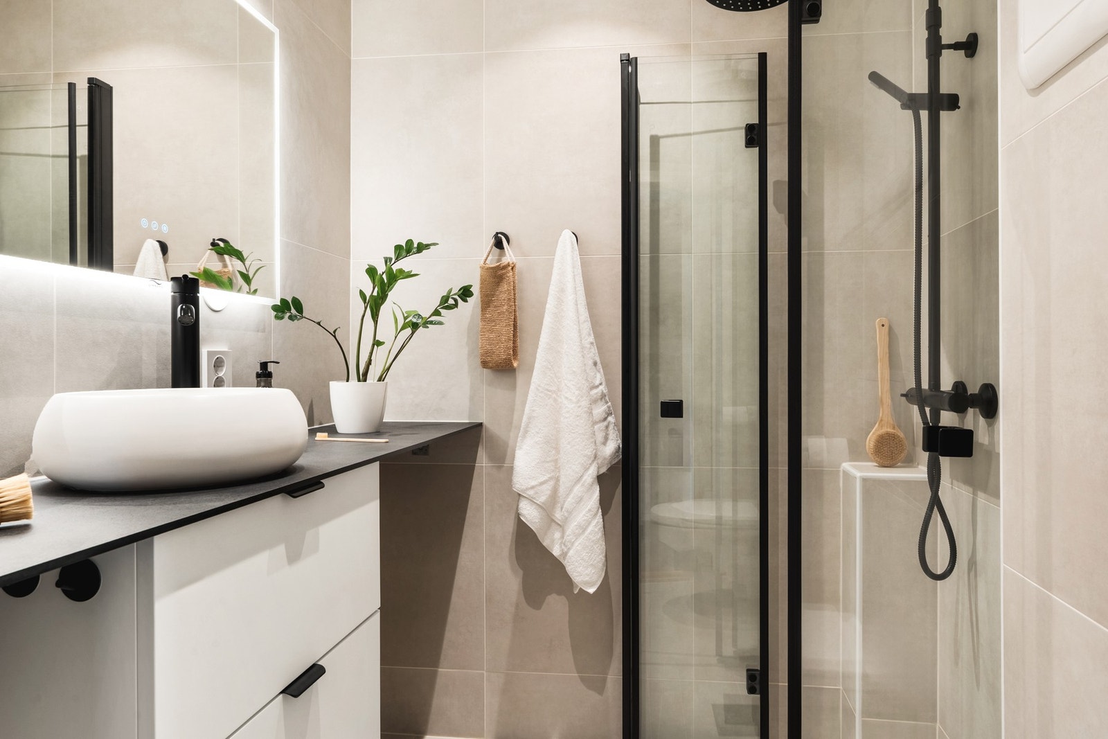 Badet er helfliset med varmekabler i gulv, innfelte downlights i tak og opplegg for vaskemaskin. Galleribilde