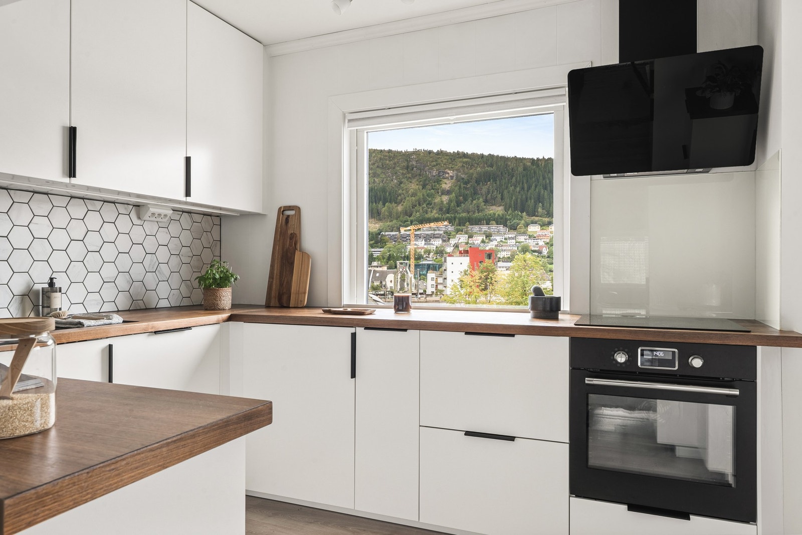 Vi beveger oss videre inn til kjøkkenet, som ble totaloppusset i 2021. Galleribilde