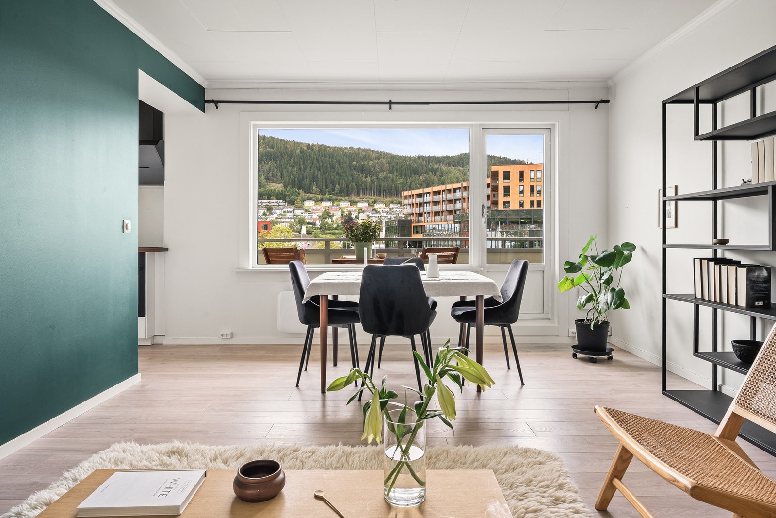 Spisebordet finner sin naturlige plass ved stuevinduene. Galleribilde