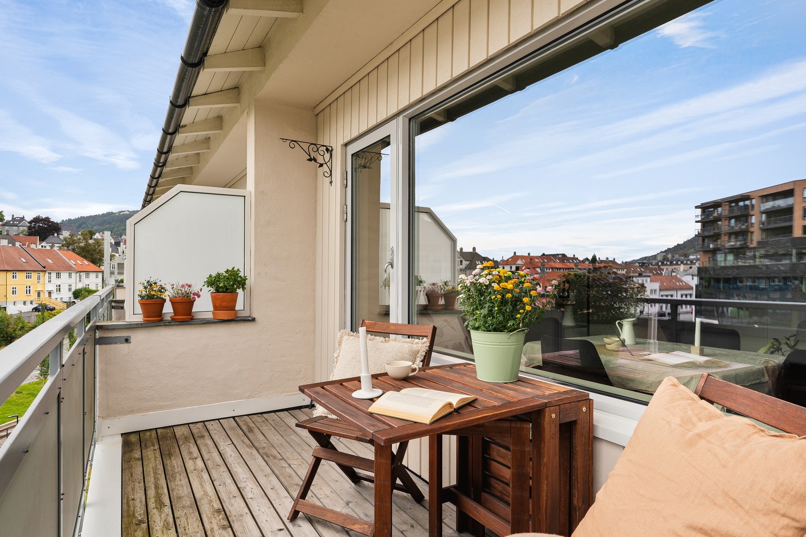 Her kan man nyte sene sommerkvelder med optimale sol- og utsiktsforhold, helt uten innsyn! Galleribilde