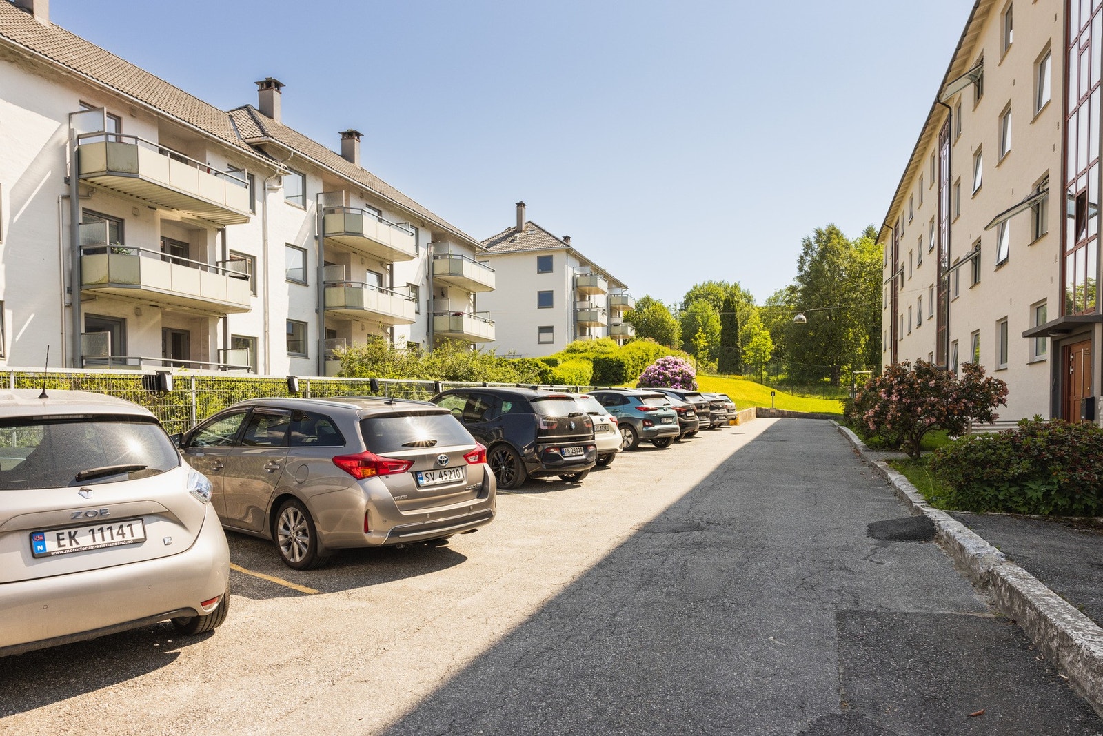 Parkeringsplass med ladepunkt for elbil rett utenfor entrédøren. Tildeles etter ansiennitet. Galleribilde