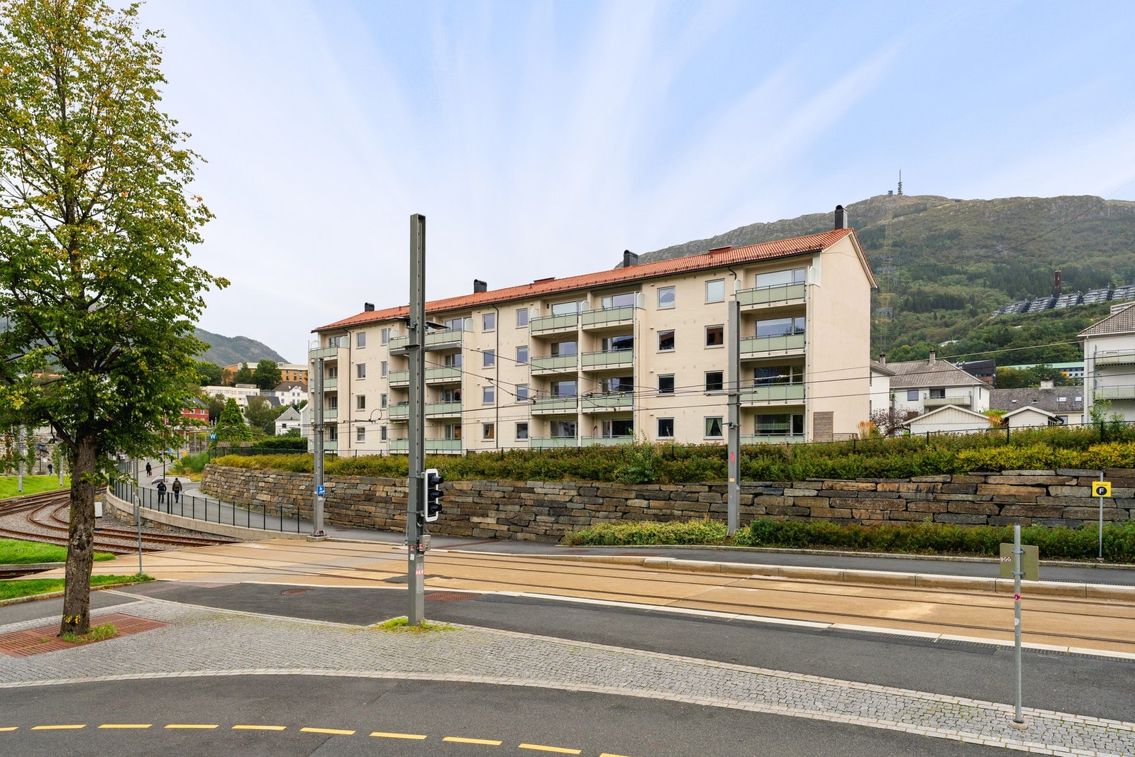 Nye vinduer og balkongdører i 2011, tak skiftet i 2013, rørfornying av soilrør i 2016/2017 og oppussing av fasader i 2018/2019. Galleribilde