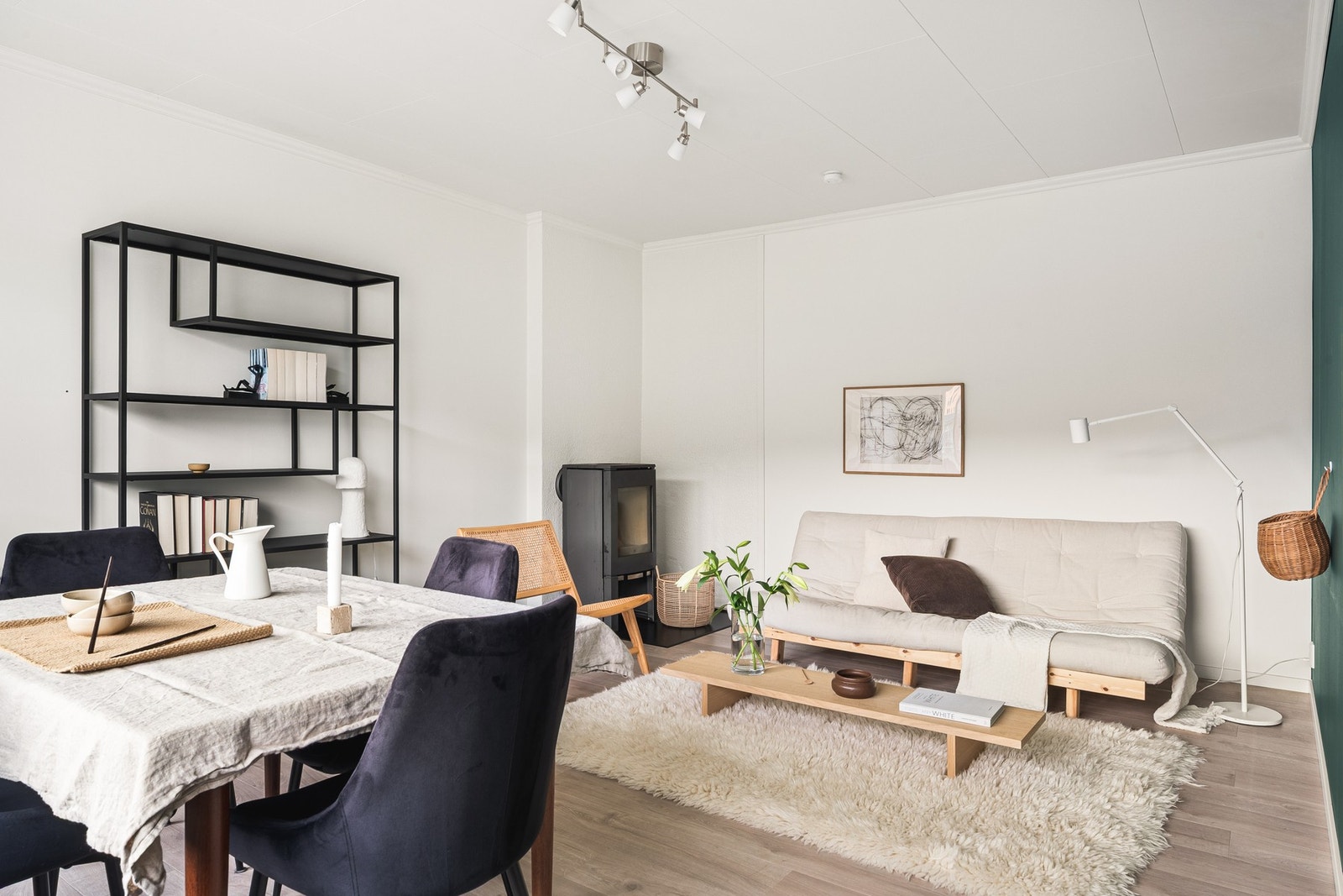 Vi beveger oss videre inn til den lyse og romslige stuen på 19,8 kvm med herlig lysinnslipp og praktisk planløsning. Galleribilde