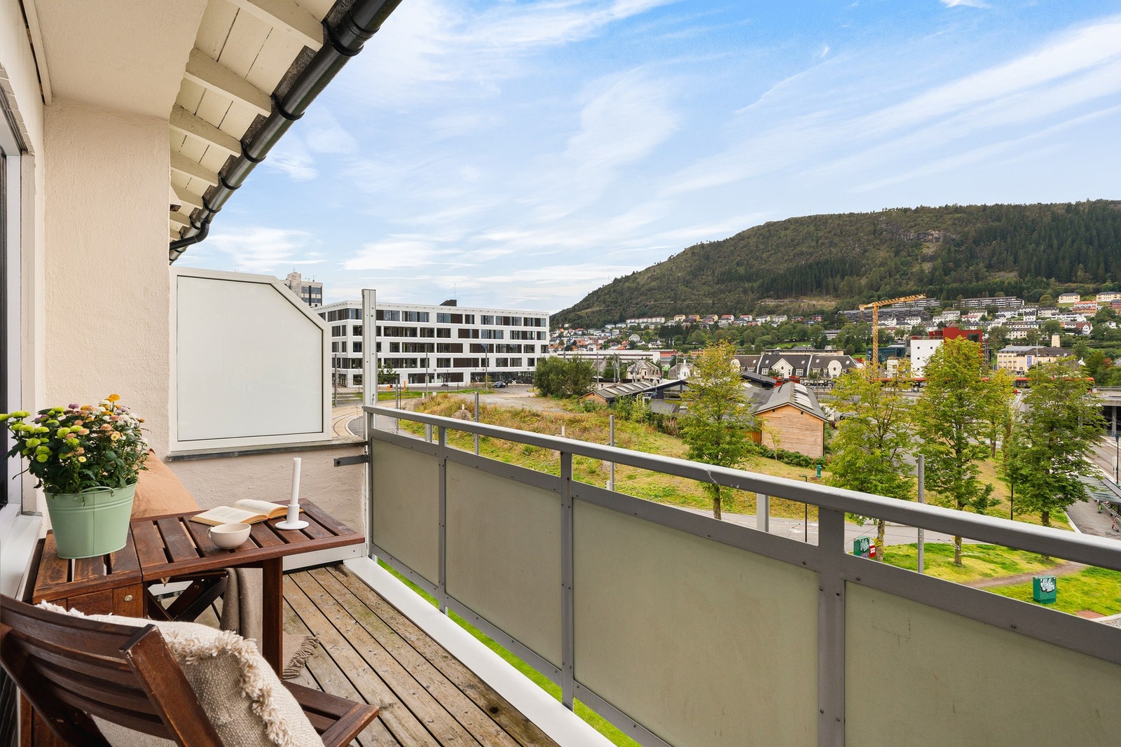 Fra stuen er det utgang til en vestvendt og solrik balkong på 6 kvm. Galleribilde