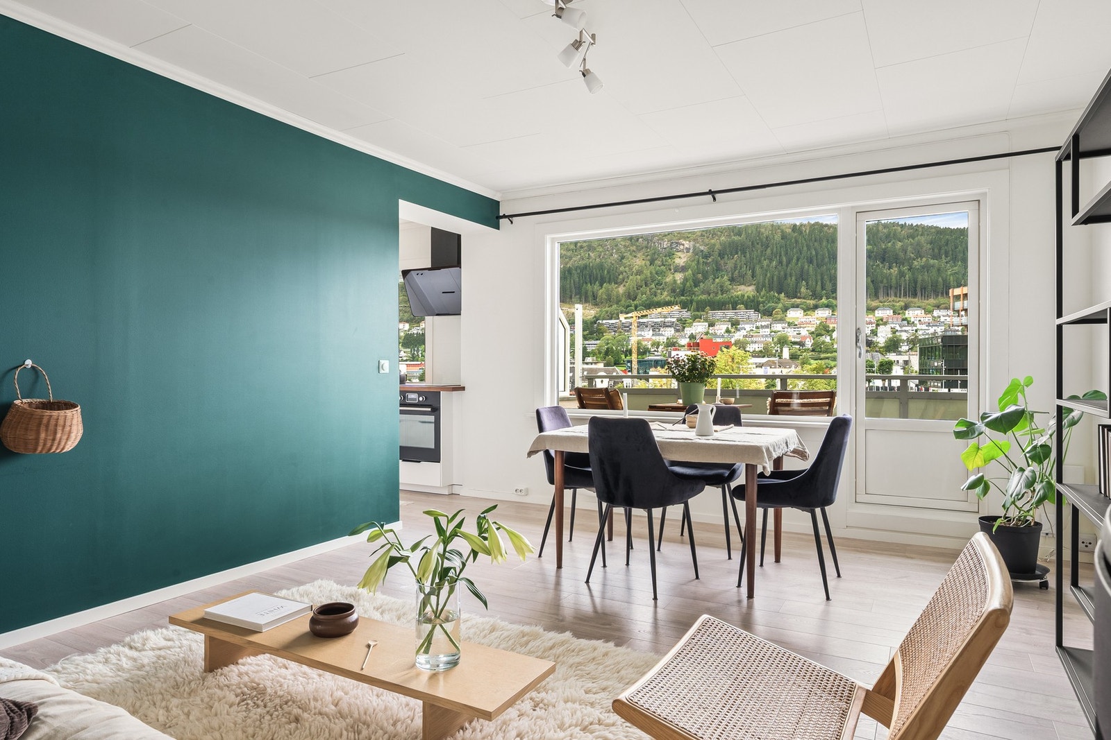 Stuens planløsning gjør det enkelt å møblere med både sofa og spisebord. Galleribilde