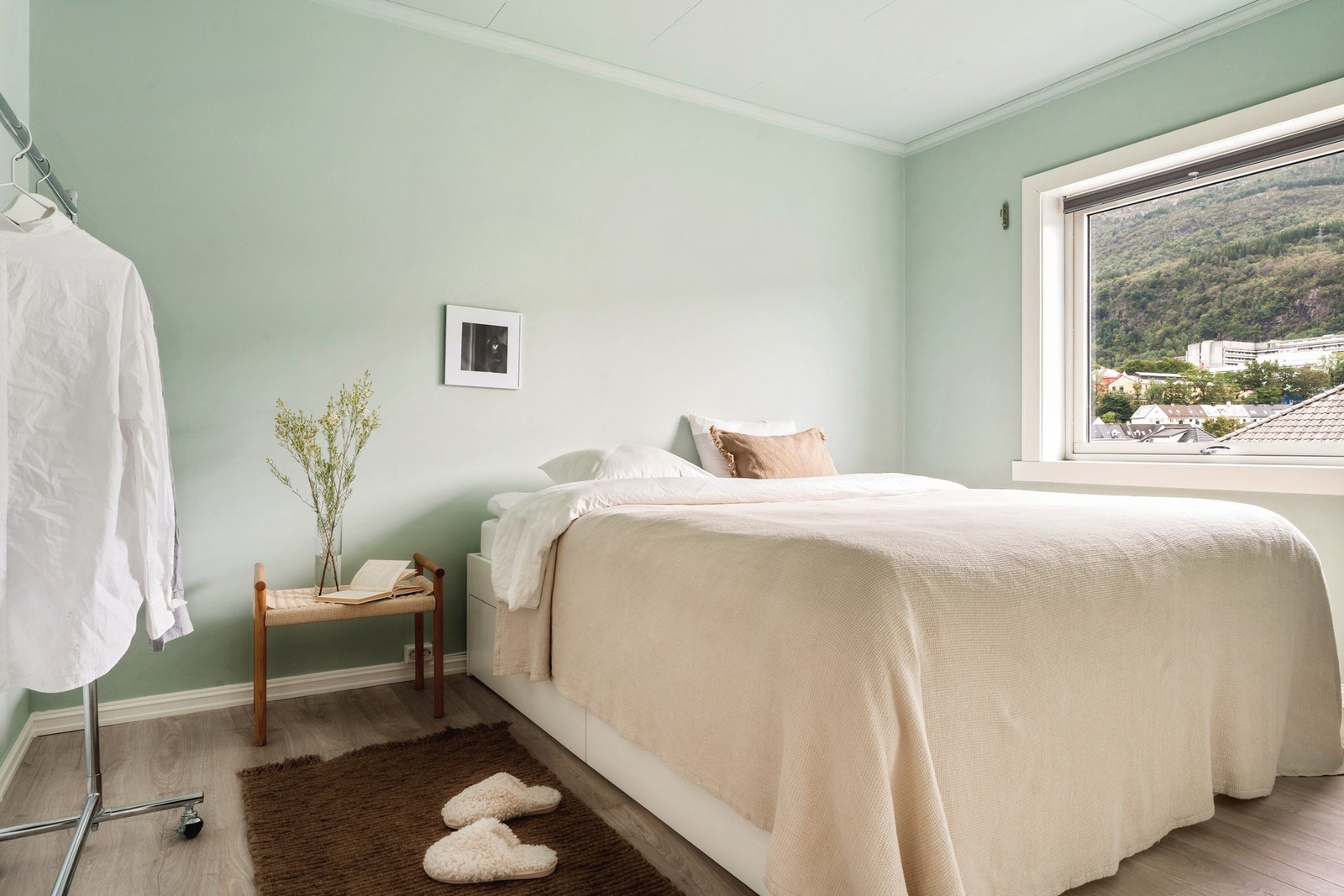 Hovedsoverommet måler 11,6 kvm og ble totaloppusset i 2025 med bl.a. nytt gulv og slette vegger. Galleribilde