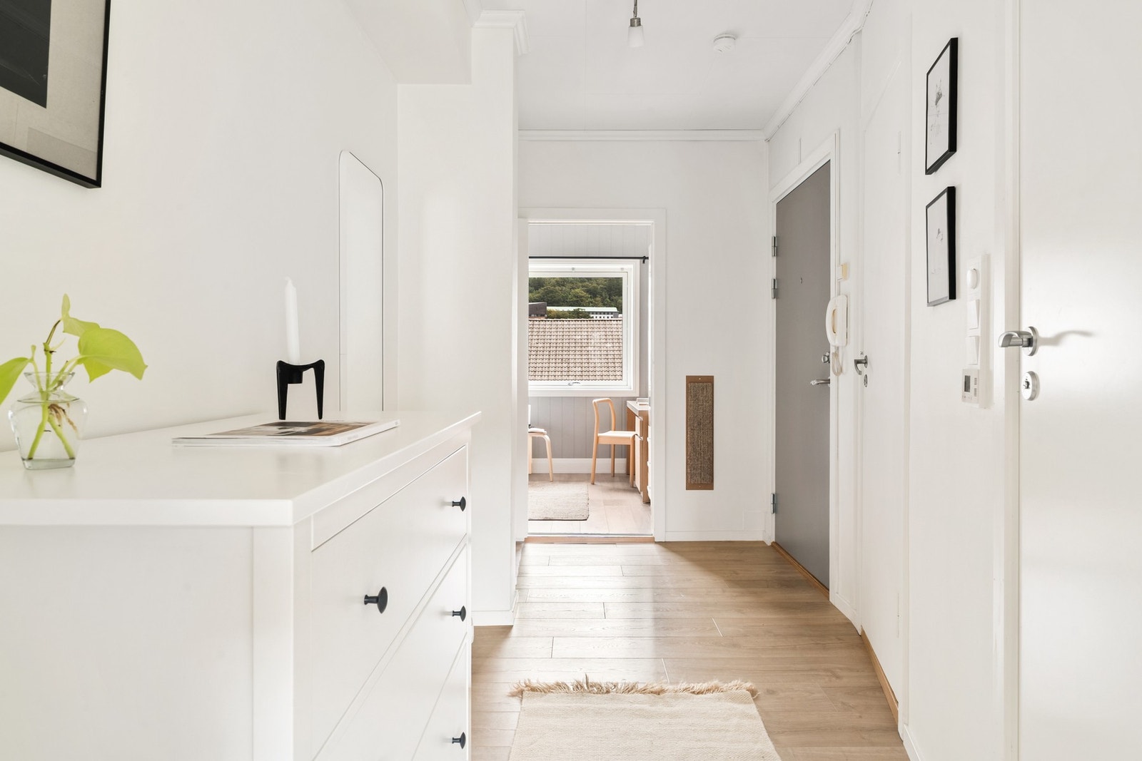 Utformingen på entréen gjør det mulig å innrede med kommode, knaggrekk og skostativ. Galleribilde