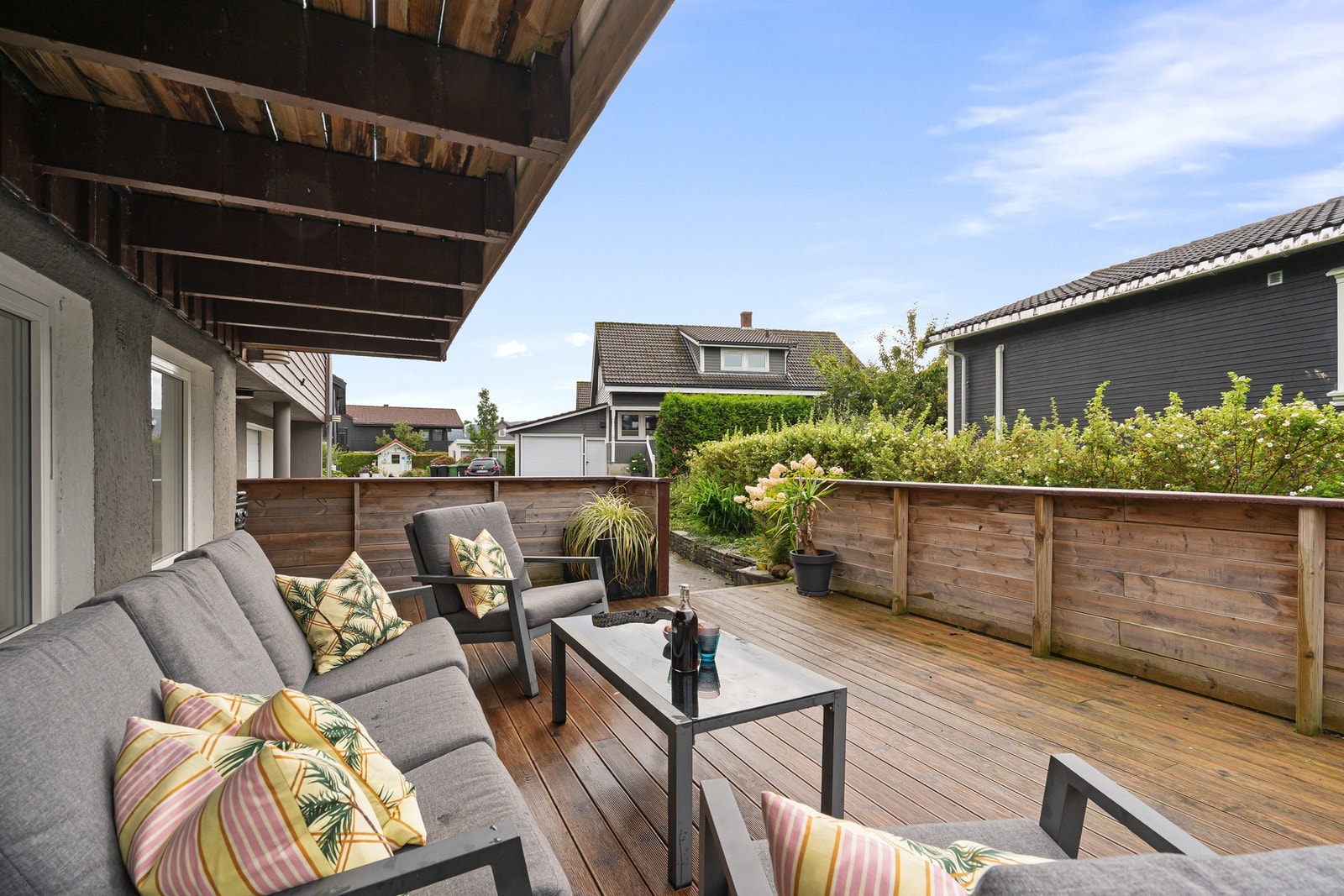 Pent opparbeidet og solrik terrasse. Galleribilde