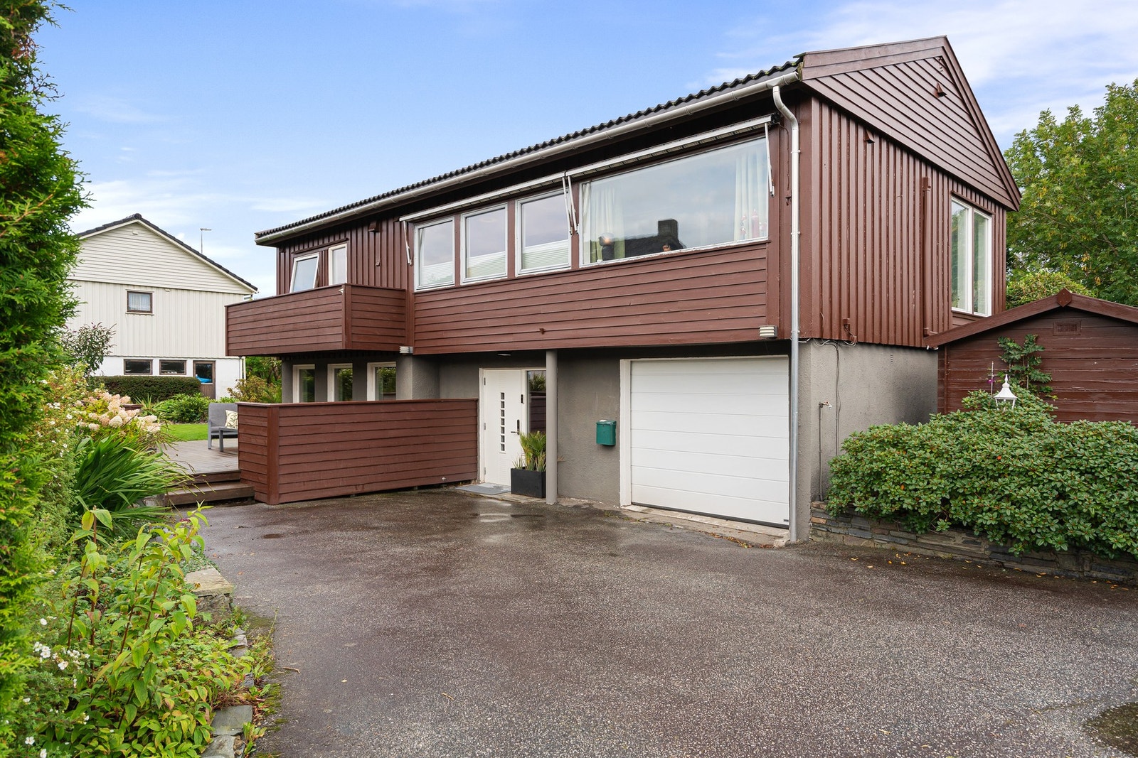 Dalsetveien 31 ligger i et svært ettertraktet og etablert boligområde på Kristianlyst - kjent for sitt rolige og familievennlige miljø, samtidig som du har kort vei til alt du trenger i hverdagen. Beliggenheten er svært familievennlig med kort vei til sko Galleribilde