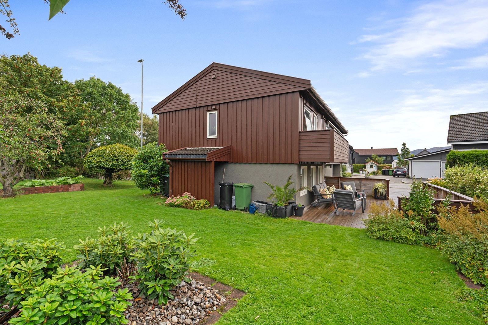 Innholdsrik, velholdt enebolig i attraktivt og etablert boligområde på Kristianslyst | Solrik og skjermet tomt | Garasje Galleribilde