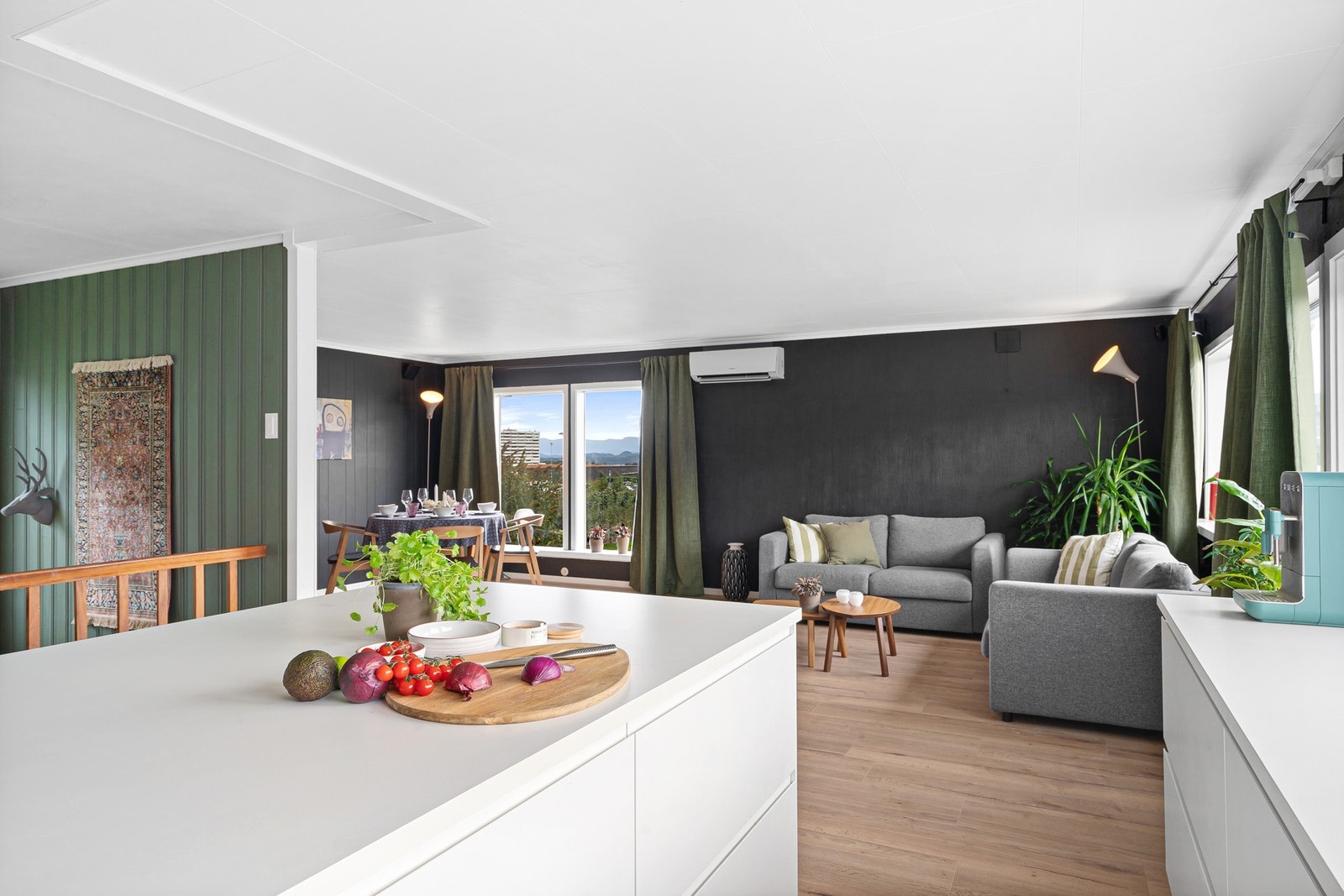 Kjøkkenet kan skilte med god skap- og benkeplass. Galleribilde