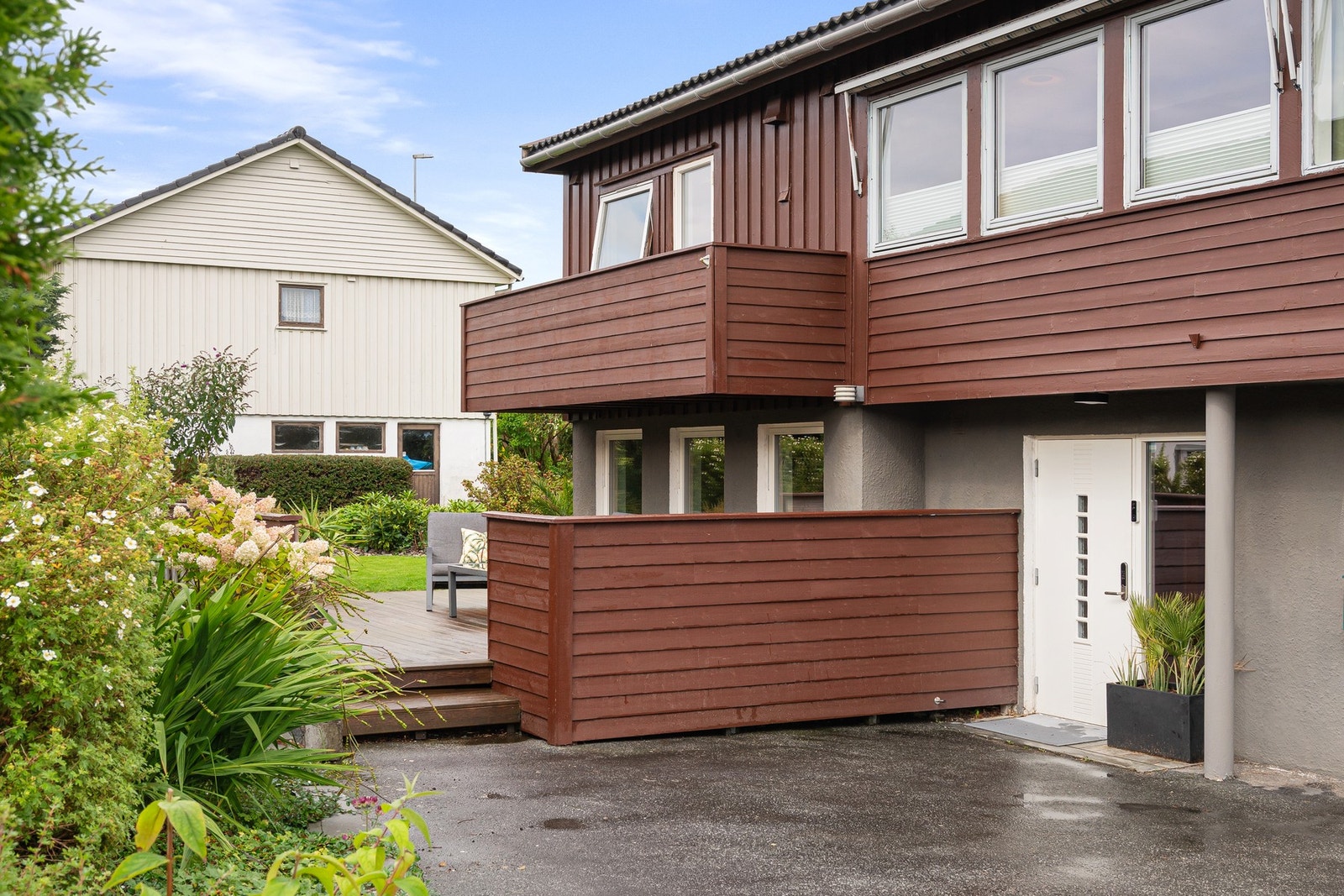 Den solrike og skjermede tomten gir perfekte rammer for både lek, avslapning og hyggelige sammenkomster. Galleribilde