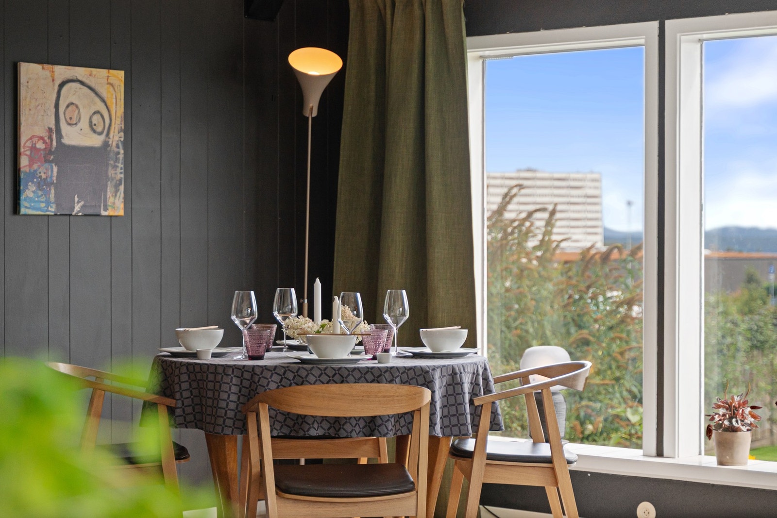 Boligen byr på en gjennomtenkt planløsning med lyse og romslige oppholdsrom, fleksible løsninger og godt med lagringsplass. Galleribilde