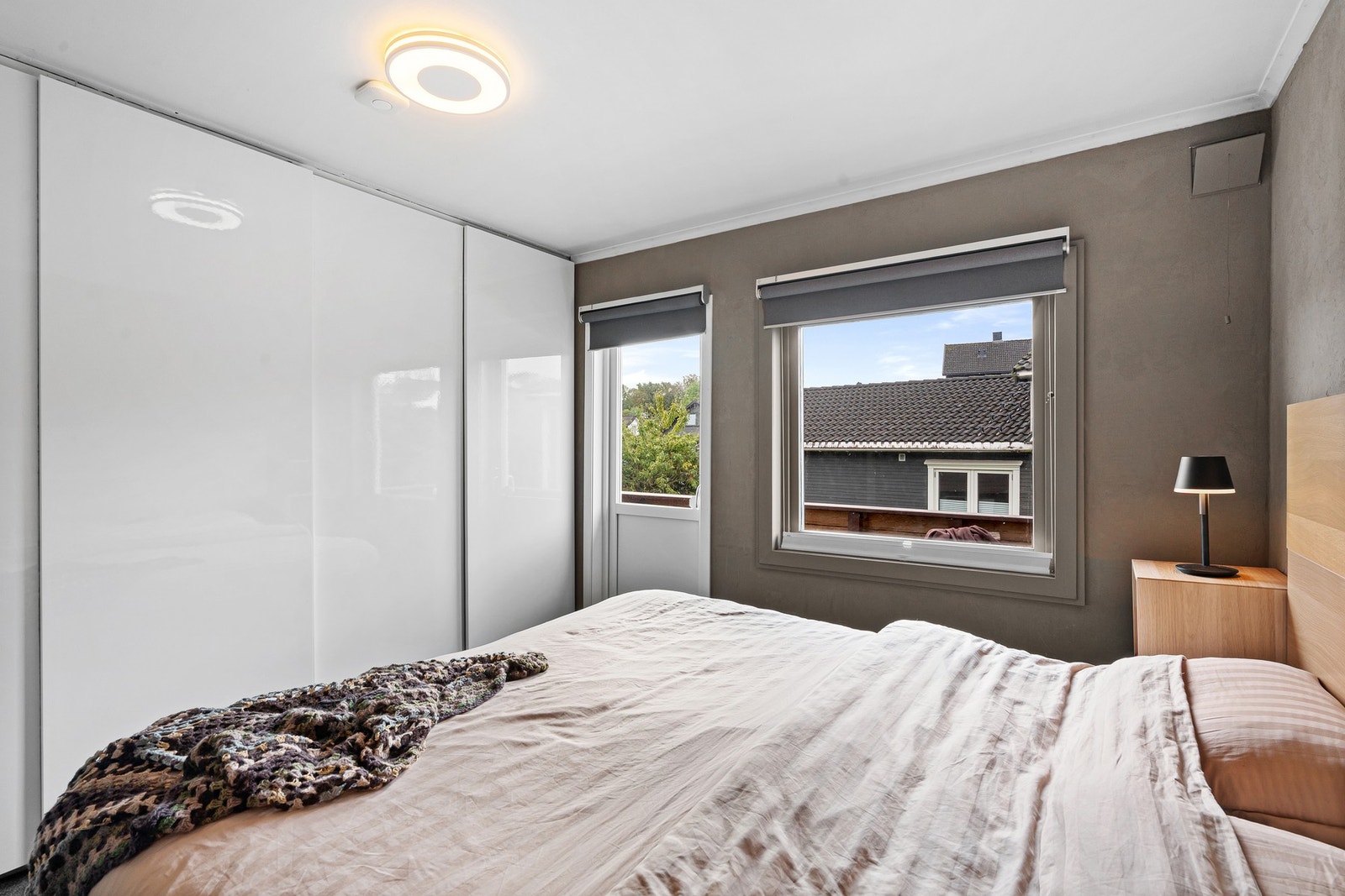 Hovedsoverom av god størrelse. God lagring i skyvedørsgarderobe. Galleribilde