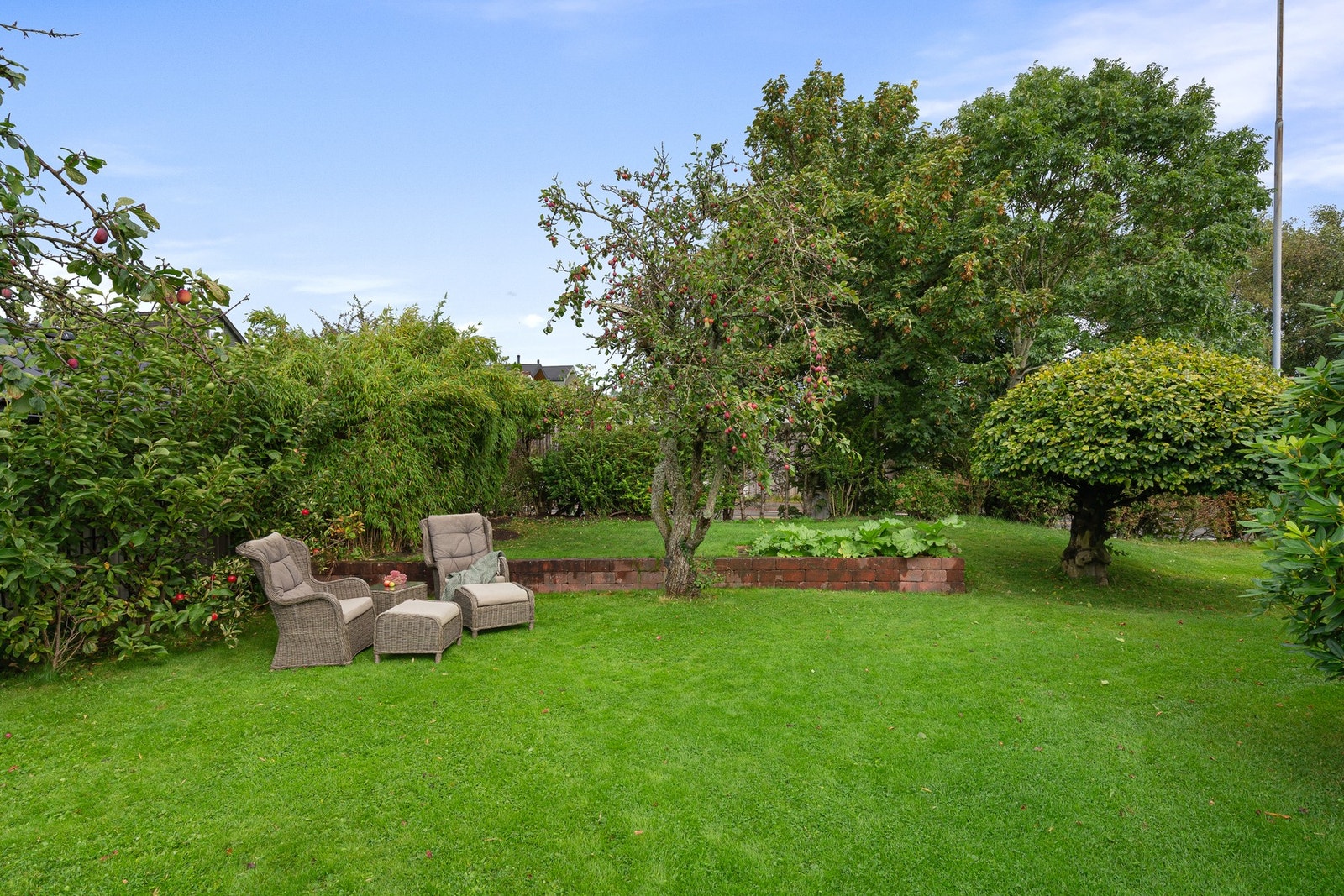 Perfekt for barnefamilier - hagen byr på både åpne flater og lune kroker. Galleribilde