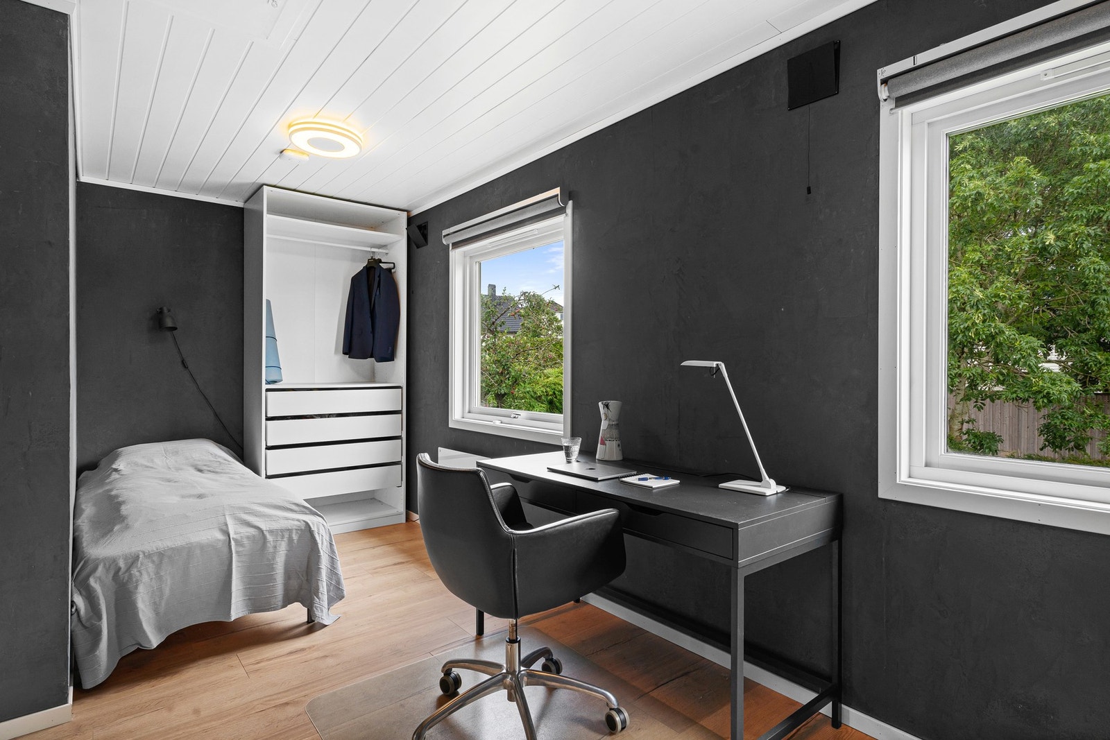 Rommet egner seg ypperlig som kontor, gjesterom eller barnerom. Behøver du flere soverom kan du enkelt dele opp rommet igjen. Galleribilde