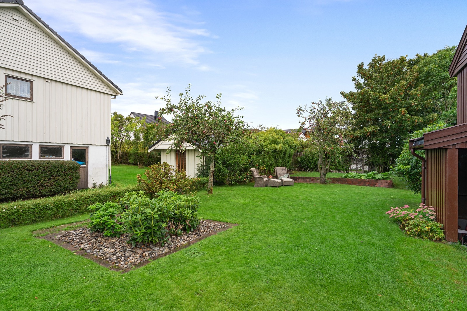 Velstelt hage med frodig beplantning og tydelig oppdelte soner. Galleribilde