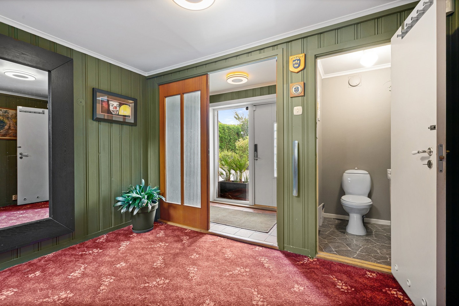 Innbydende og romslig inngangsparti. Gjestetoalett. Galleribilde