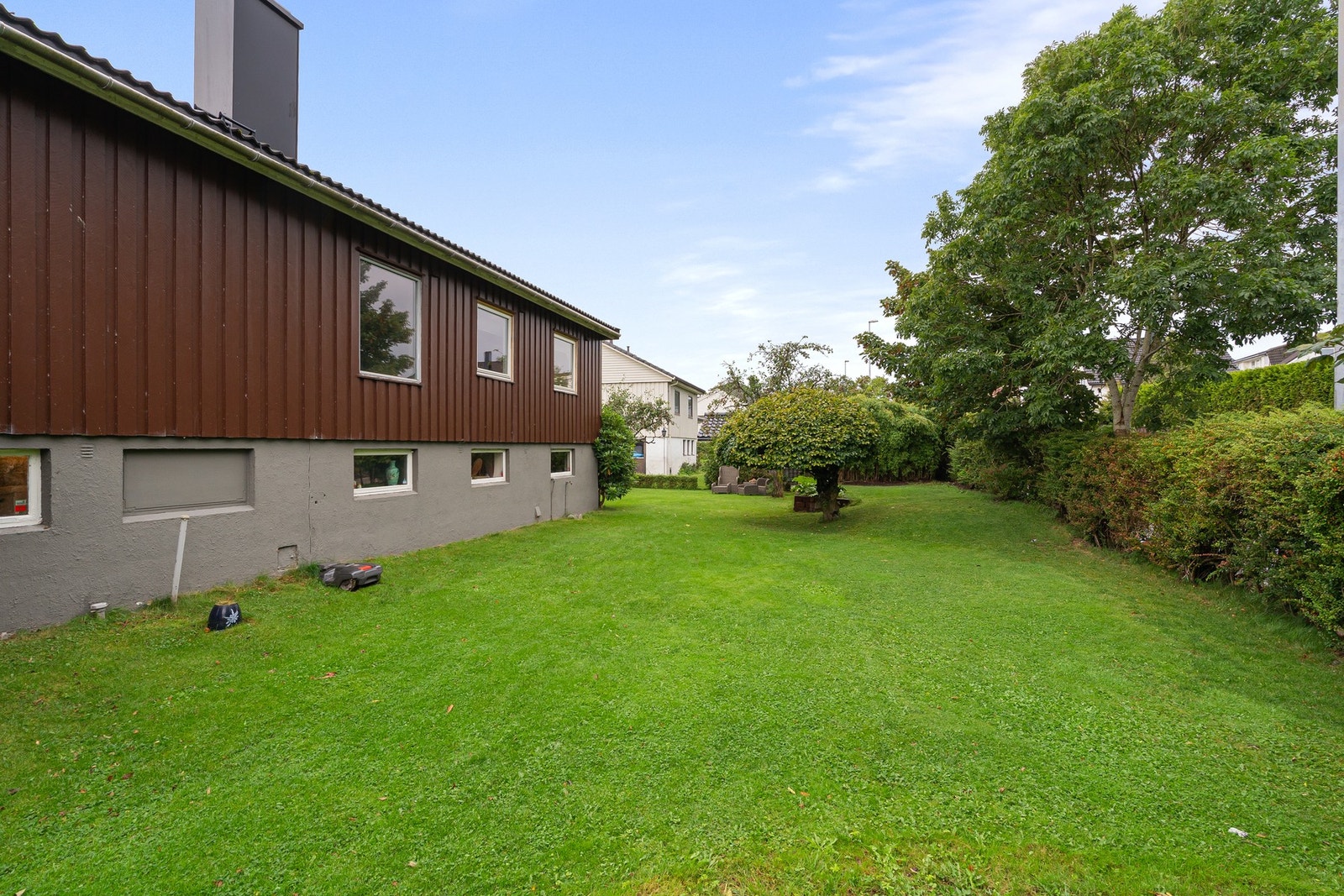 Stor, åpen plen med god plass til lek og aktivitet. Galleribilde