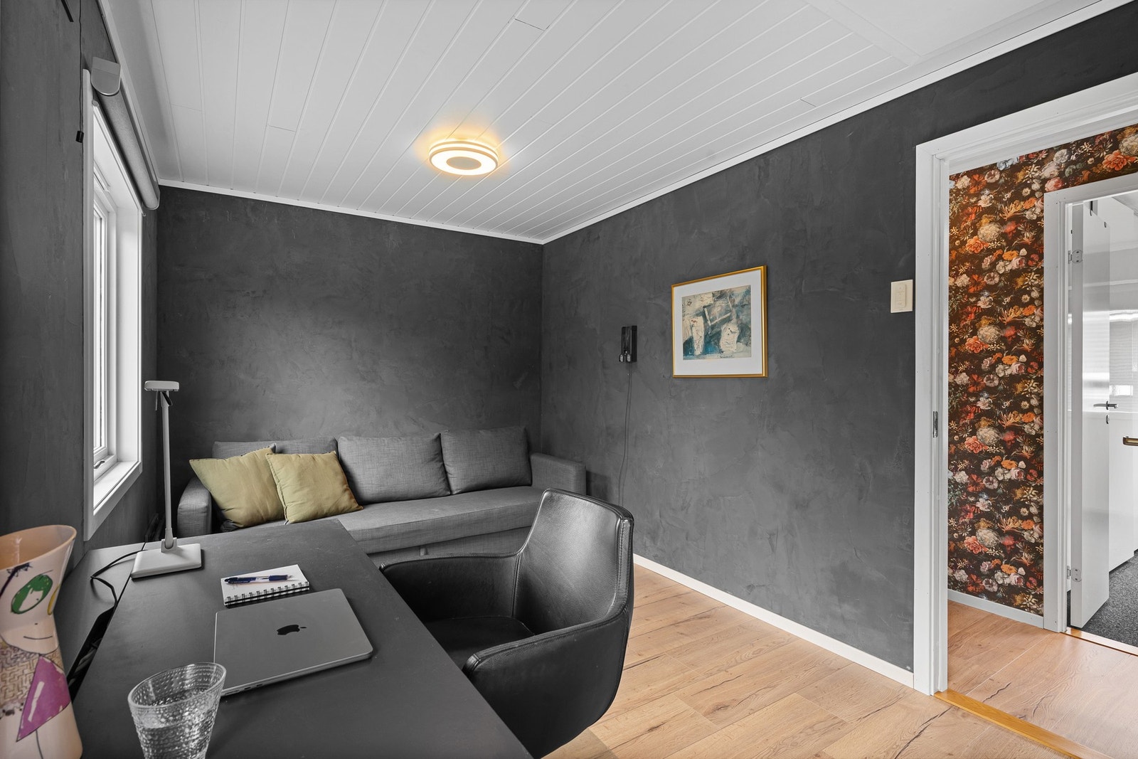 Soverom av god størrelse. Rommet har opprinnelig vært 2 soverom. Galleribilde