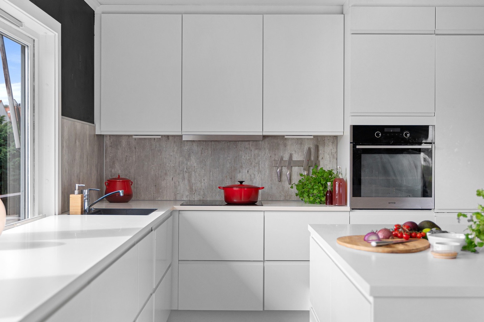 Integrerte hvitevarer og godt med arbeidsplass. Galleribilde