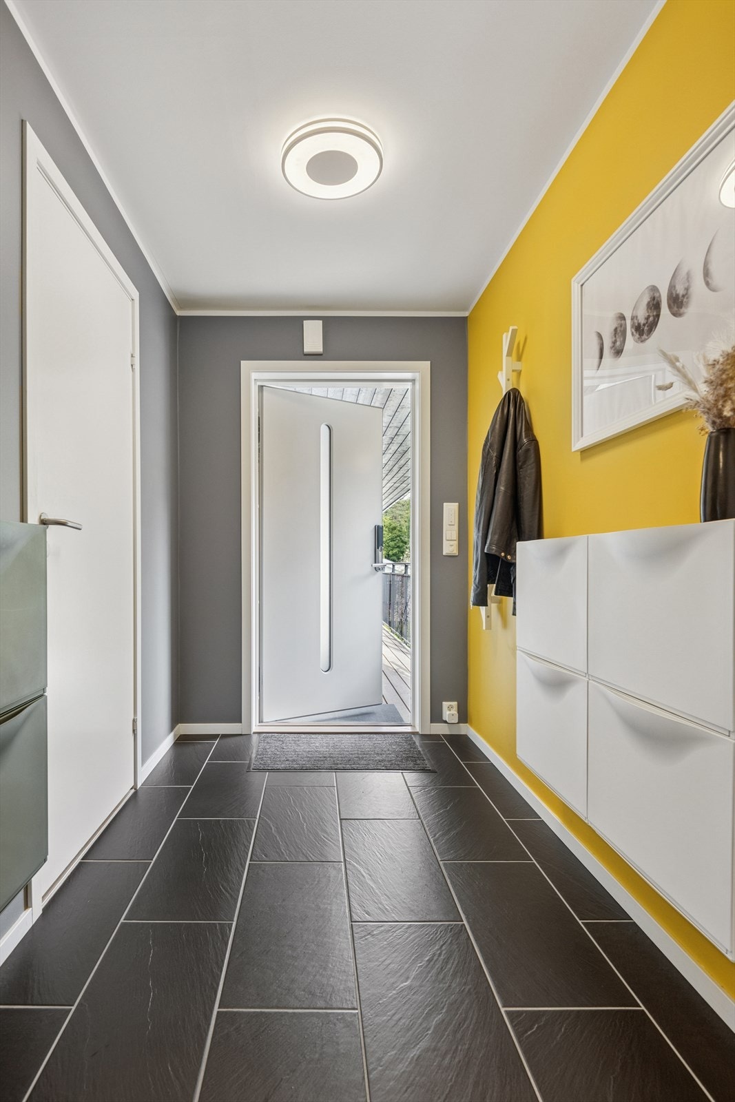 På innsiden venter en innbydende og romslig entré. Galleribilde