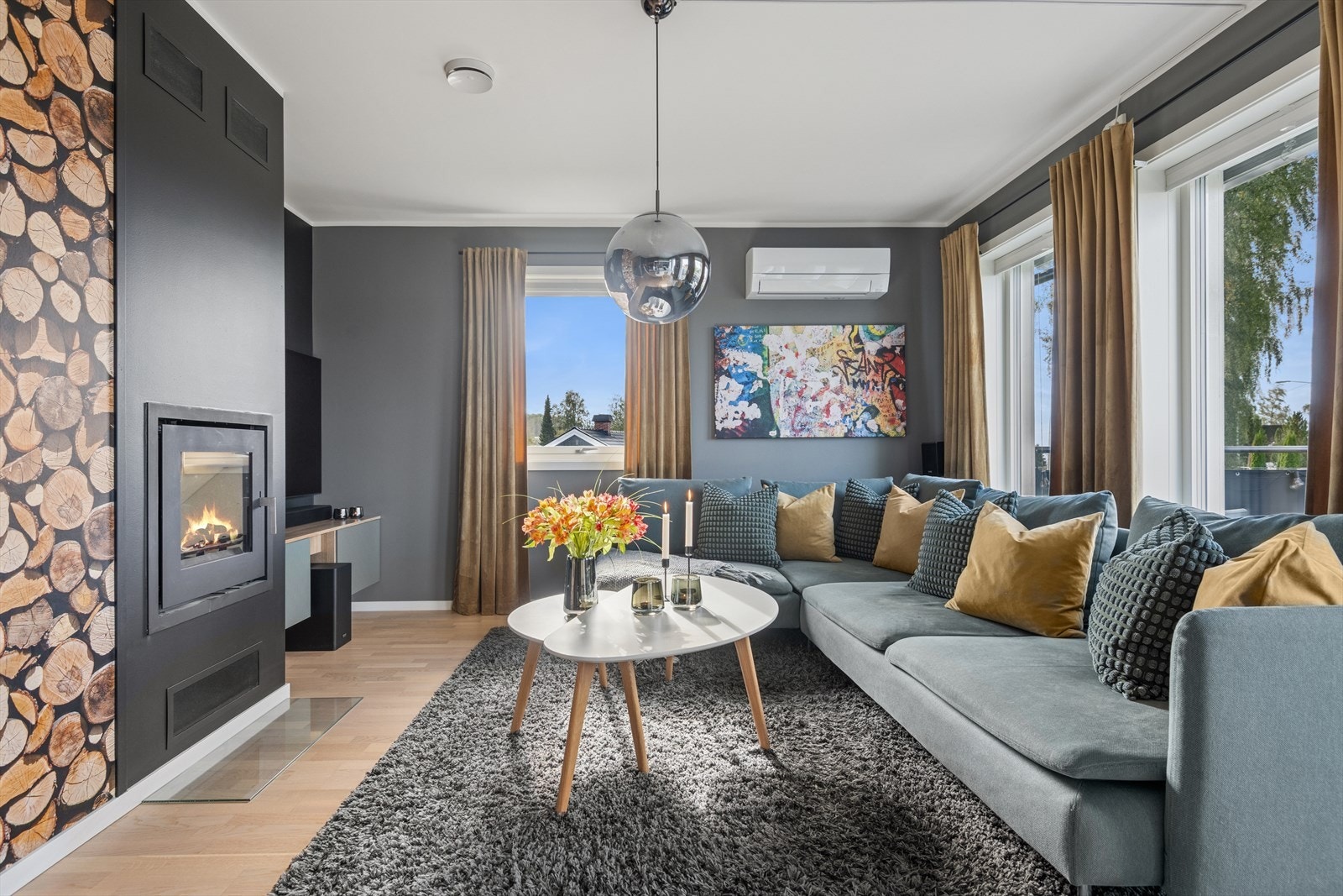 Innbydende stue med varmepumpe og peis. Galleribilde