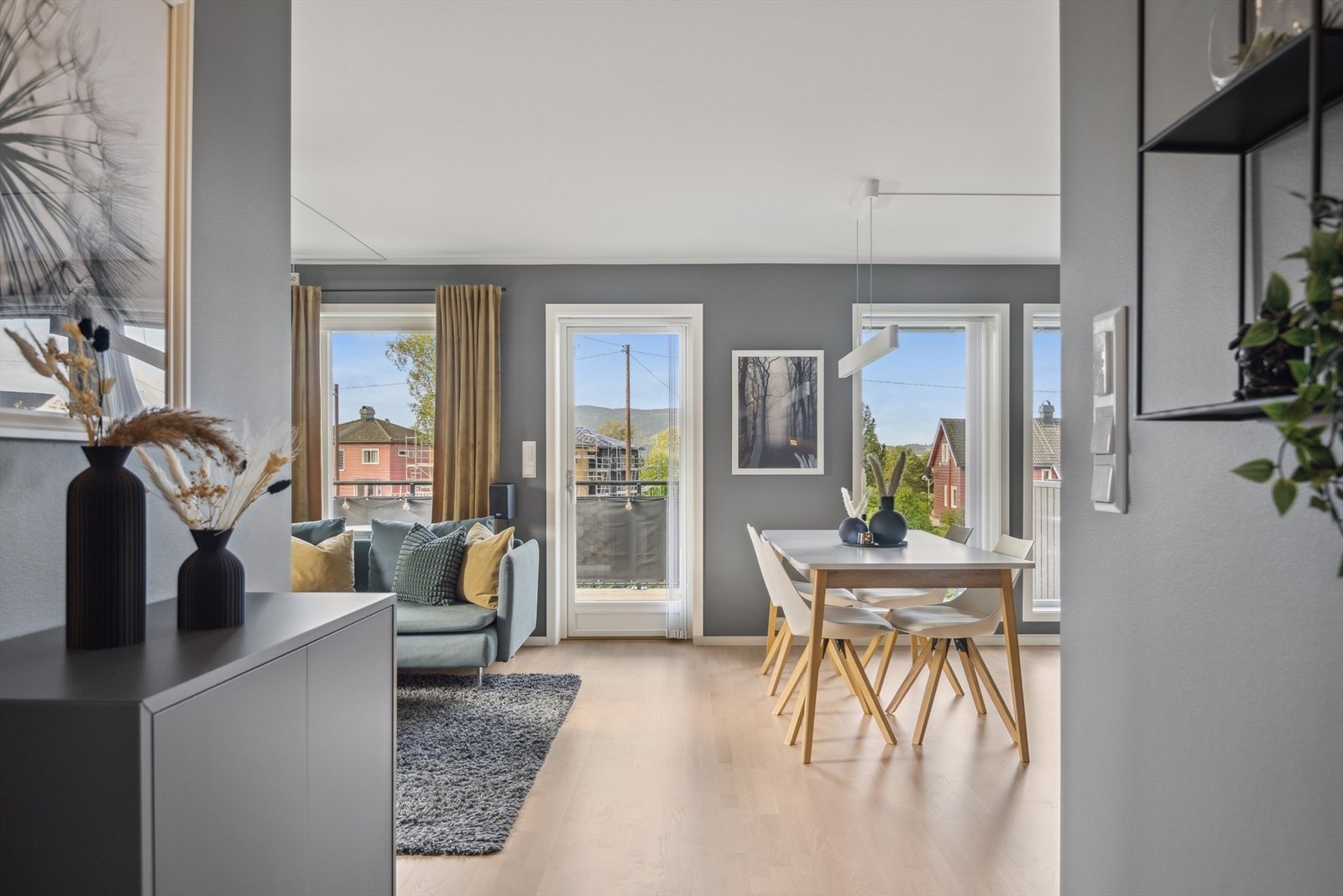 Gangen leder inn til en lys og koselig stue. Galleribilde