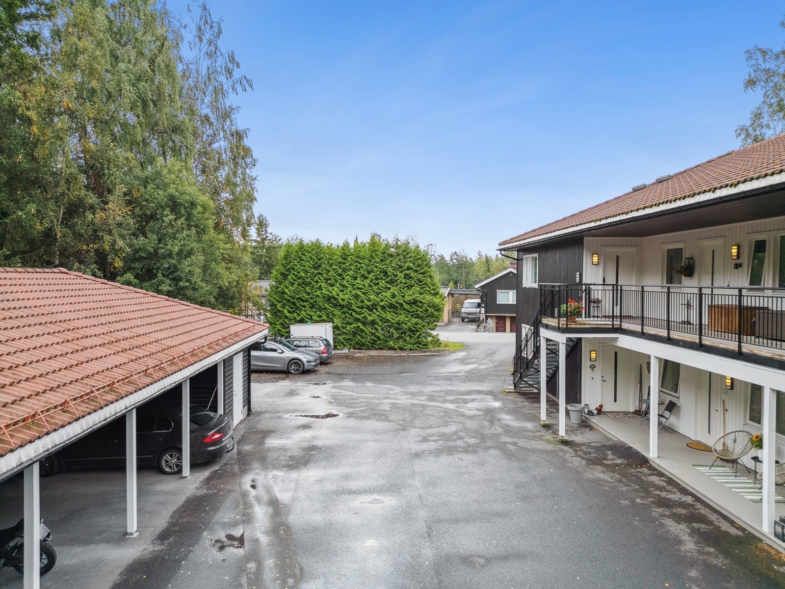 Det medfølger en plass i carport. Galleribilde