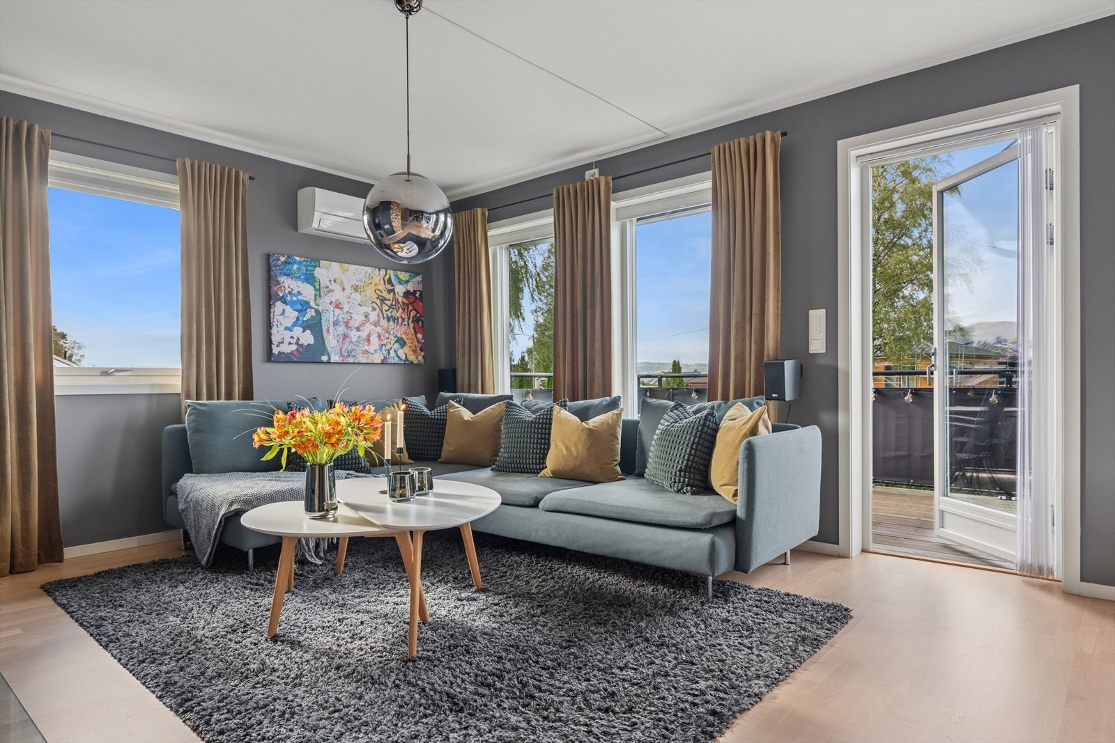 Det er utgang til en romslig balkong. Galleribilde
