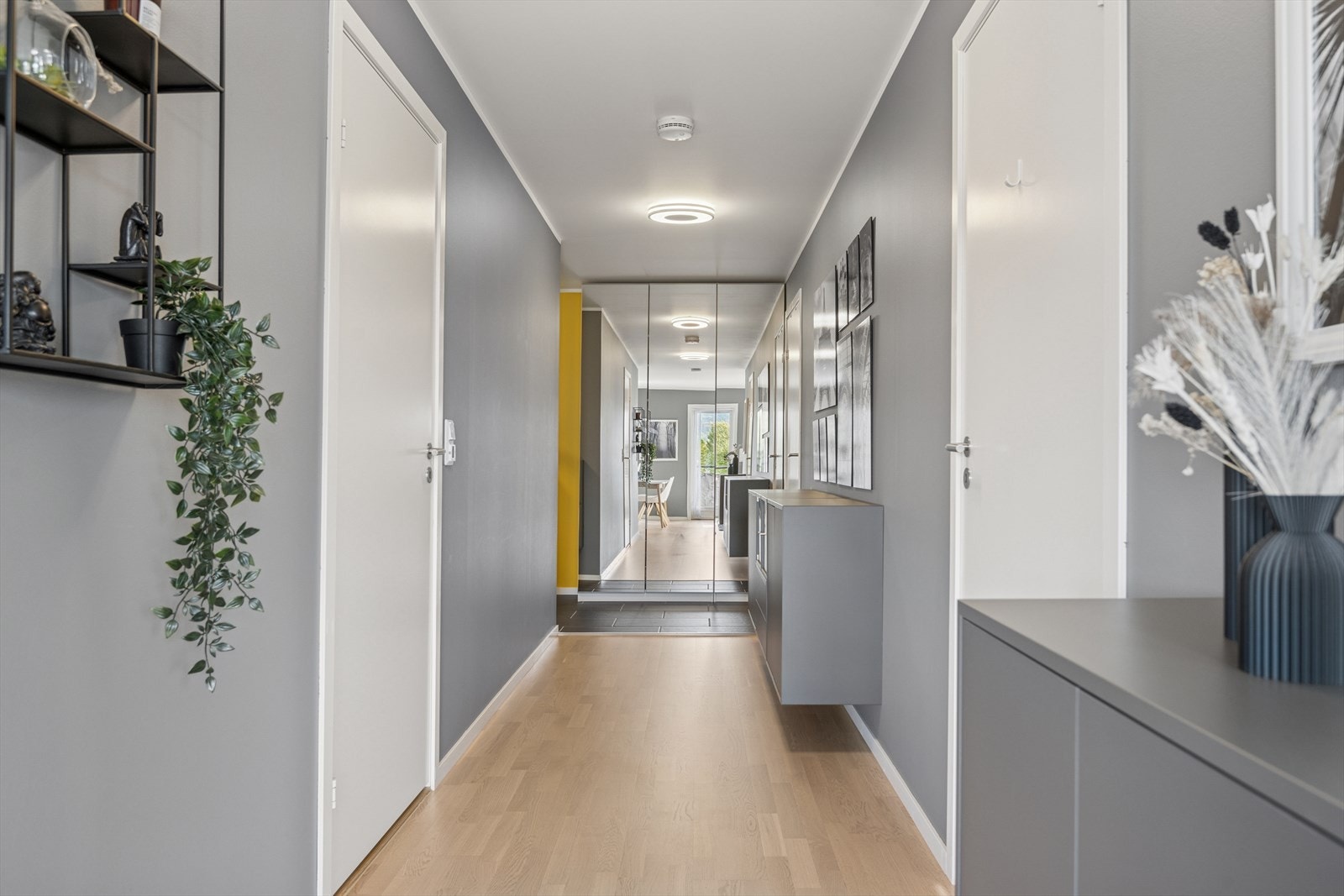 Ytterligere plass for oppbevaring i gang. Galleribilde