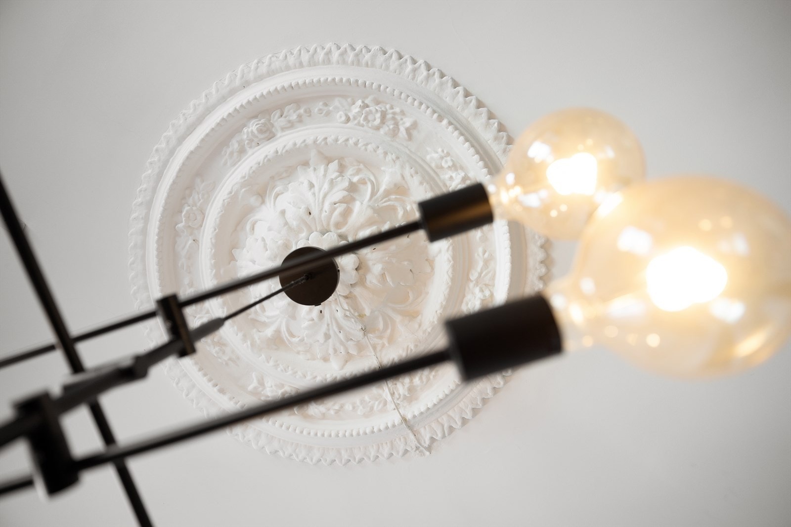 Kjøkkenet har flotte, klassiske detaljer som takrosett og stukkatur. Galleribilde