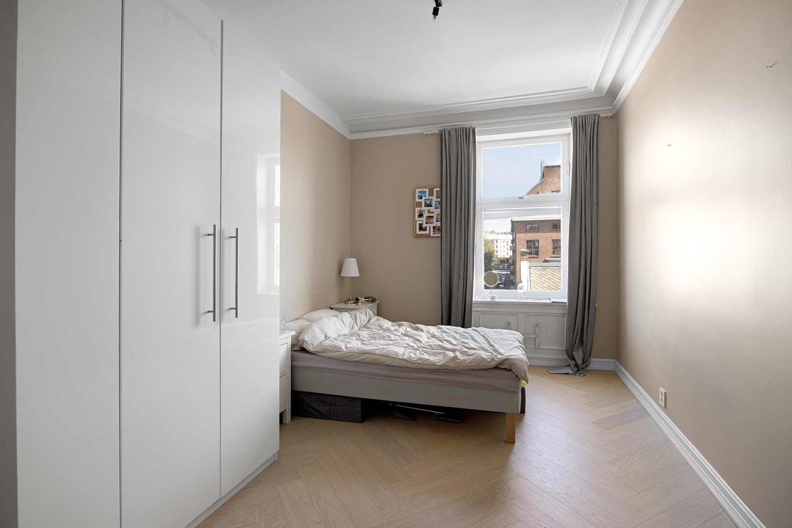 Med fem separate rom får du svært god plass og muligheten til å innrede en bolig som fungerer optimalt både for familieliv, gjester og hjemmearbeid. Galleribilde