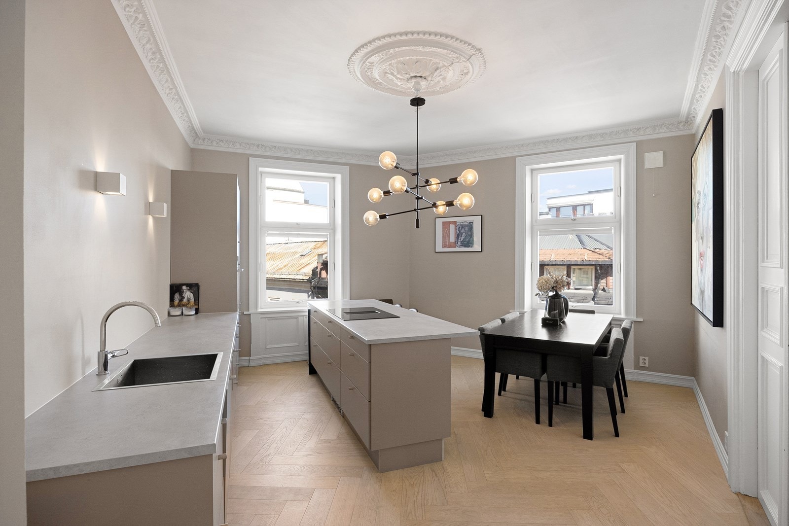 Et lekkert kjøkken med svært god løsning med kjøkkenøy. Galleribilde