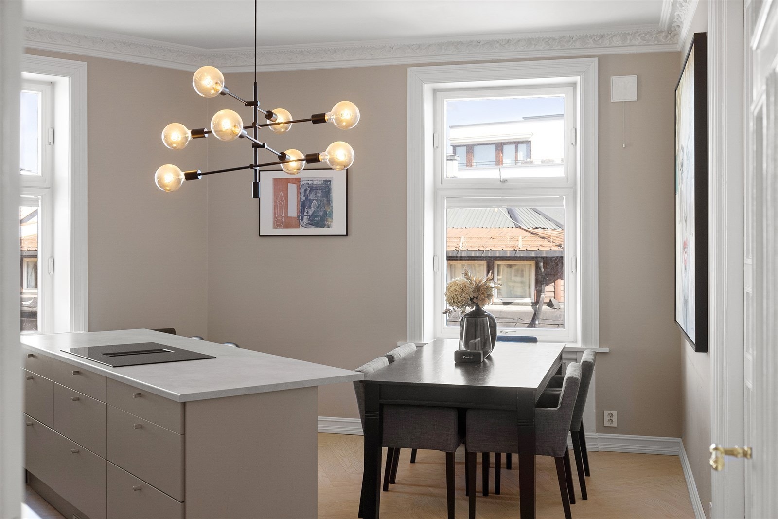 På kjøkkenet er det god plass til et hyggelig spisebord, men rommet kan også innredes med en koselig sofagruppe for en mer uformell sone. Galleribilde