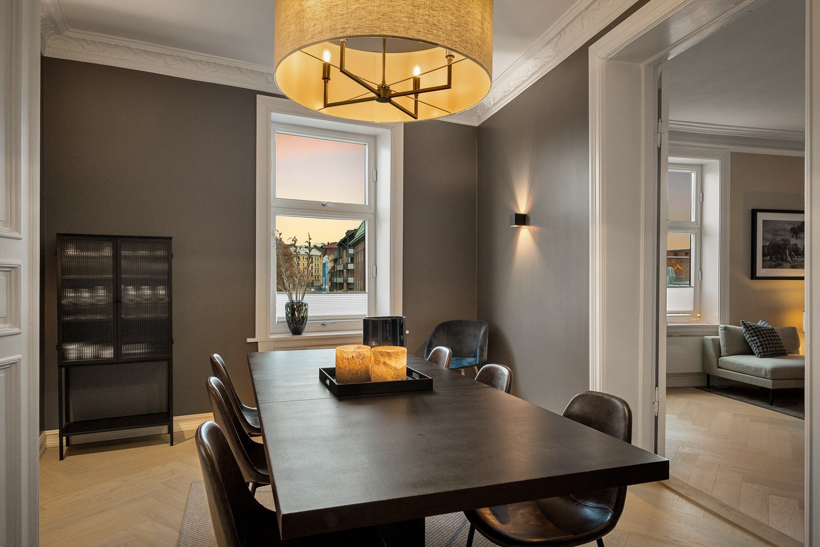 Det er satt opp en lettvegg for å skille rommene. De originale dørene er imidlertid intakte bak veggen, noe som gjør det enkelt å tilbakeføre planløsningen. Galleribilde