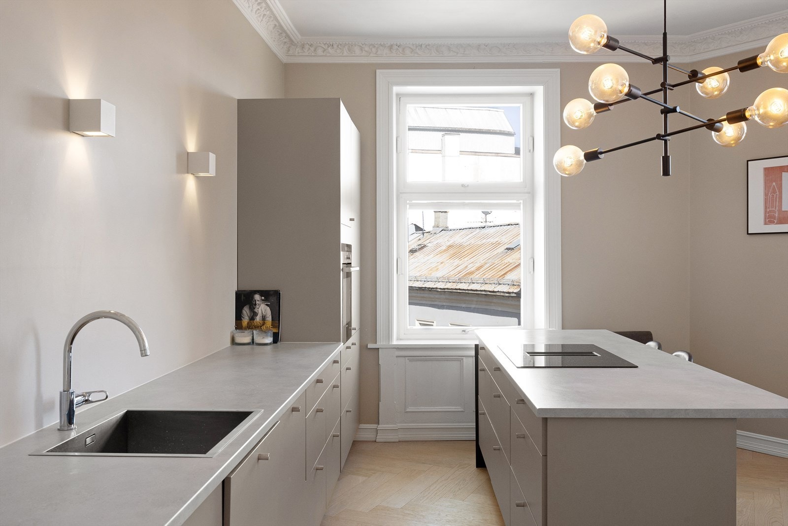 Kjøkkenfronter i nydelig og harmonisk beige tone. Et praktisk og delikat kjøkken med en stor og lekker kjøkkenøy. Galleribilde