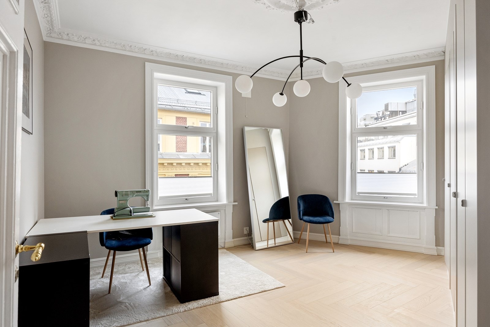 Leiligheten har hele fem soverom, alle av god størrelse og med fleksible møbleringsmuligheter. Galleribilde