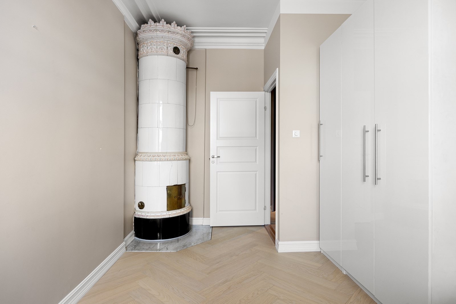 Dette soverommet har også en nydelig kakkelovn. Galleribilde