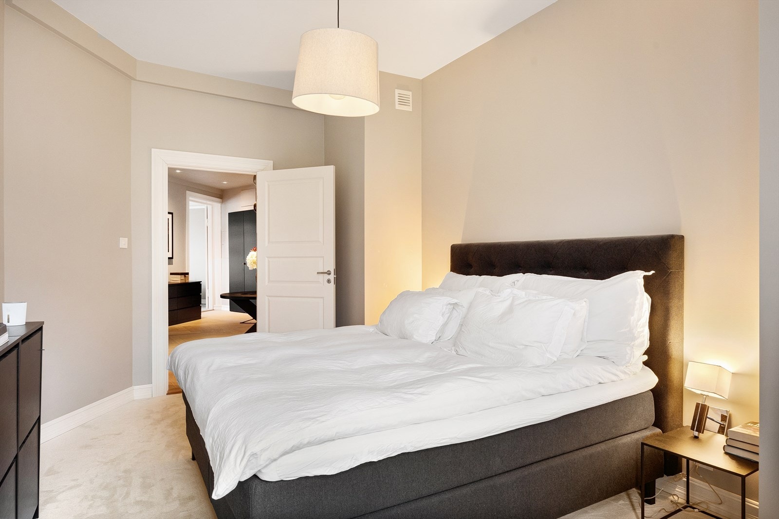 På soverommet er det lagt et behagelig og mykt vegg-til-vegg-teppe på gulvet fra Teppemannen. Galleribilde