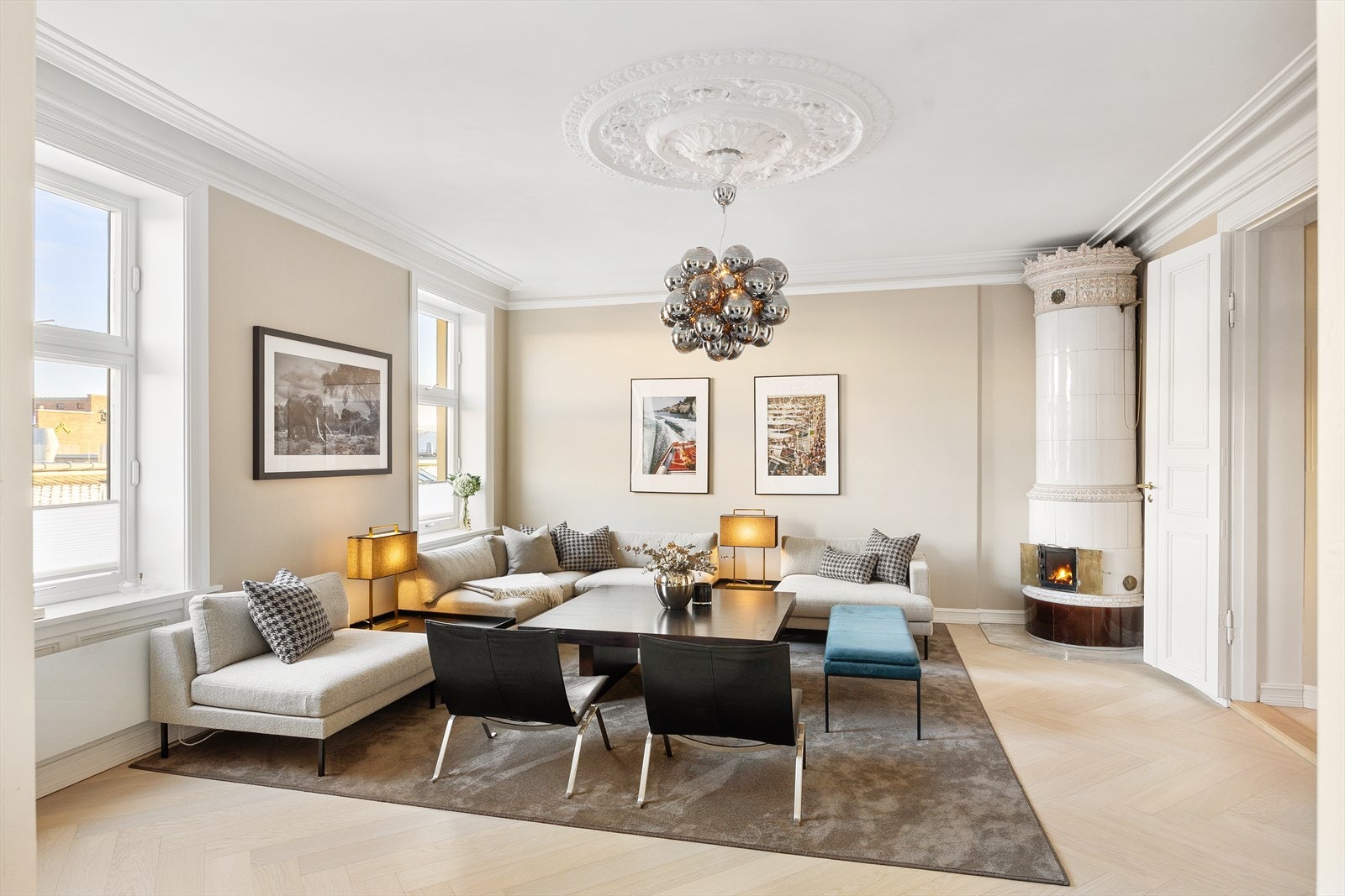 Leiligheten var opprinnelig en 4-roms med stue, men i 2024 ble det satt opp lettvegger. Dersom ønskelig kan veggene enkelt fjernes, slik at boligen tilbakeføres til sin opprinnelige løsning med romsligere stueareal. Galleribilde