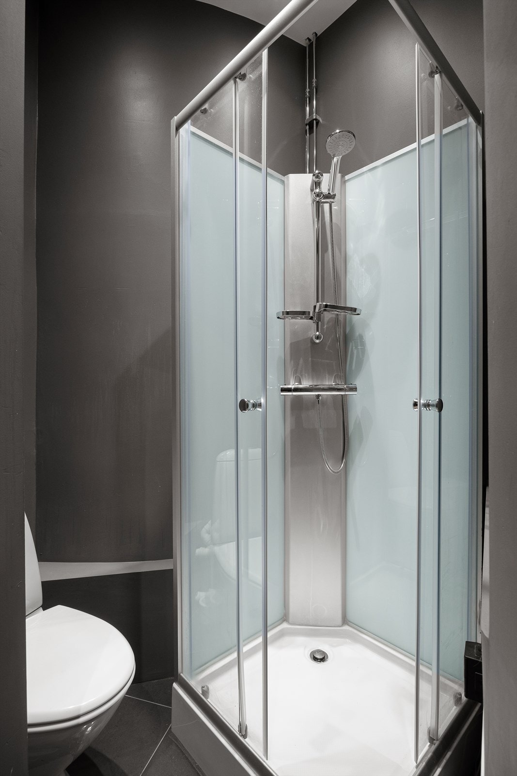 Badet er i tillegg utstyrt med et praktisk dusjkabinett. Galleribilde