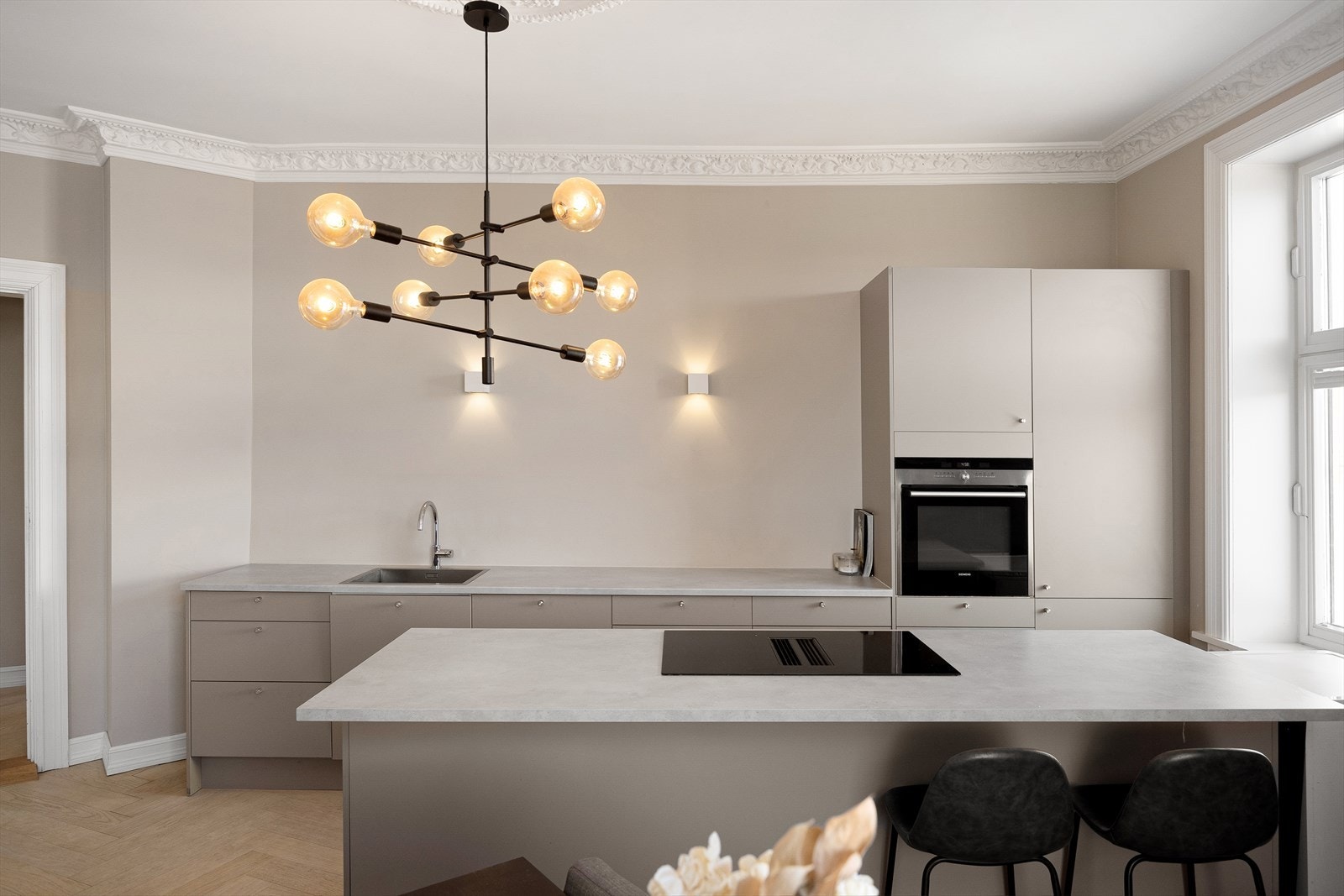 Kjøkkeninnredning består av integrert platetopp, kjøl/fryseskap, stekeovn og oppvaskmaskin. Galleribilde