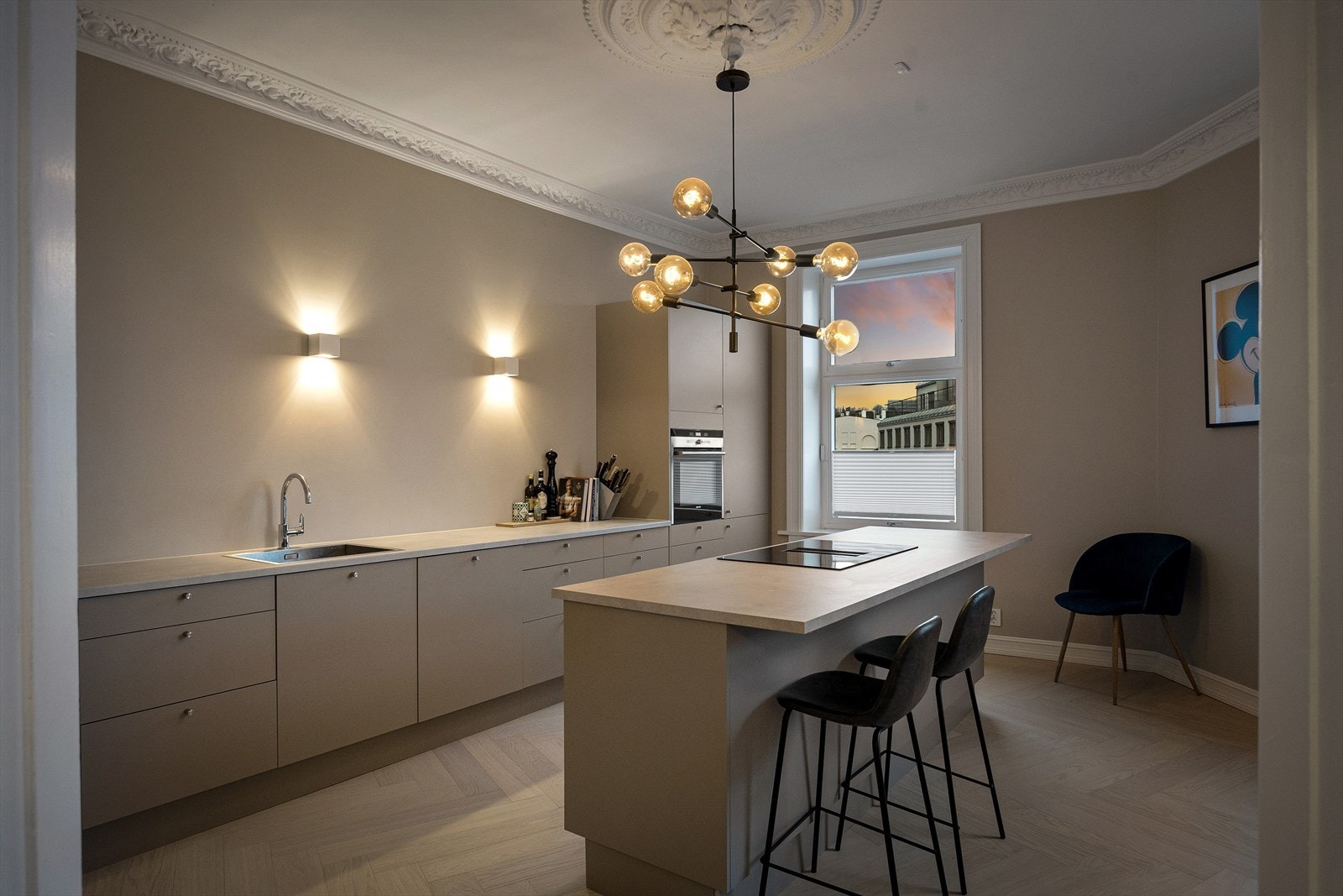 Et moderne og lekkert kjøkken fra HTH med god skap- og benkeplass. Her blir matlagingen en fryd for den kokkeglade! Galleribilde