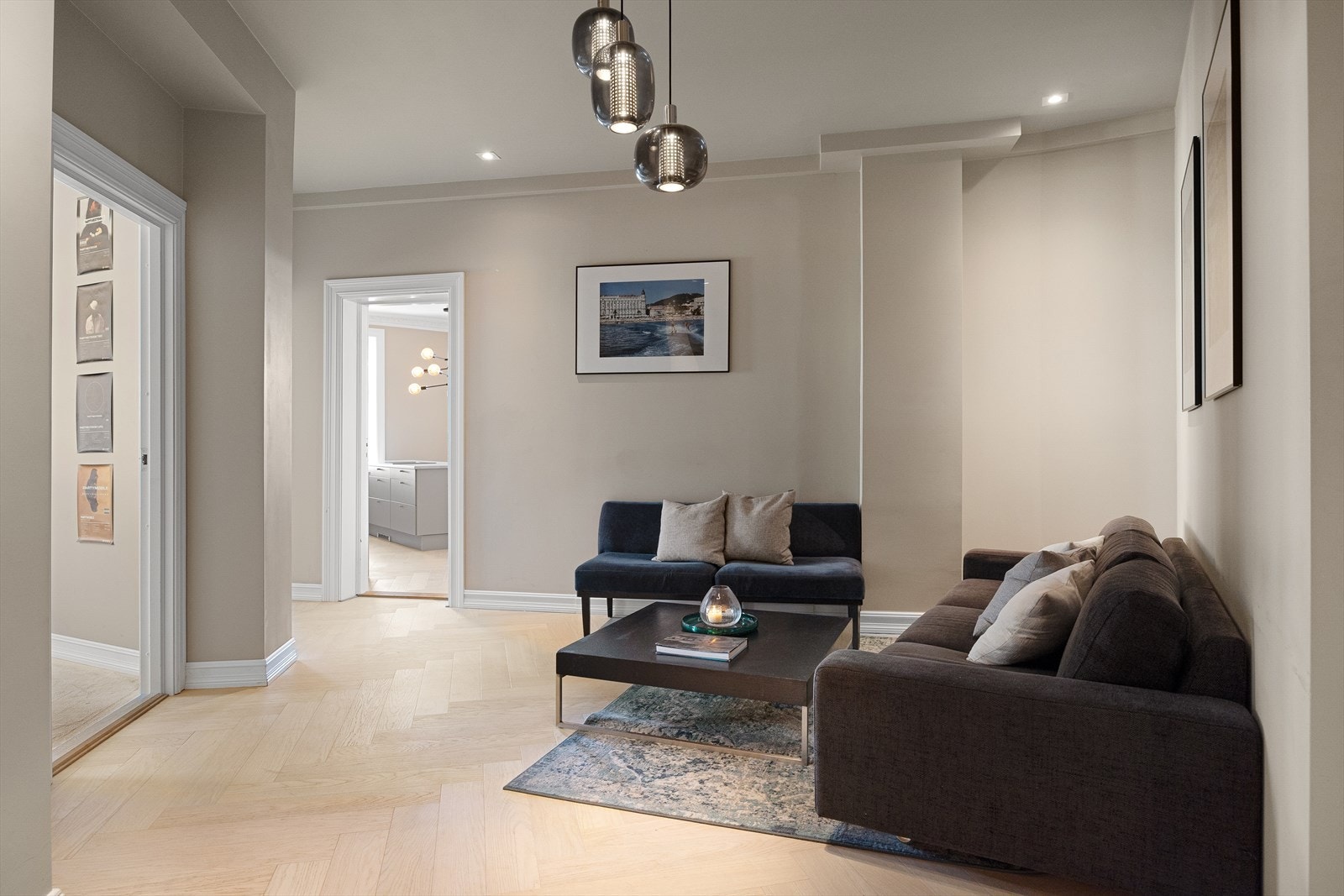 Velkommen inn i en romslig og herskapelig entré med imponerende takhøyde! Gangen er så stor at den uten problemer kan innredes med en hyggelig sofagruppe eller andre møbler som skaper en ekstra "stue"- eller loungefølelse. Galleribilde