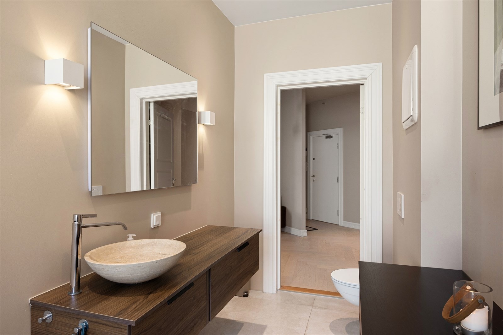 Servantbolle og baderomsinnredningen er fra Foss Bad. Galleribilde