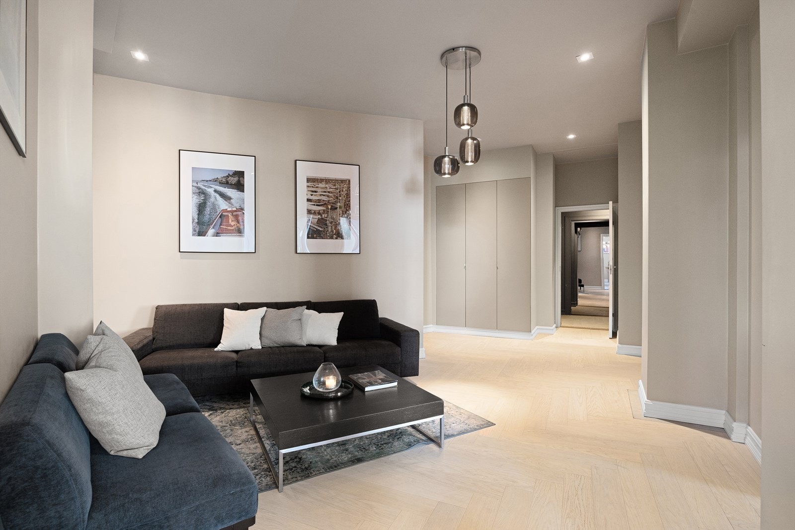 To store garderobeskap bidrar til praktiske oppbevaringsløsninger. Galleribilde