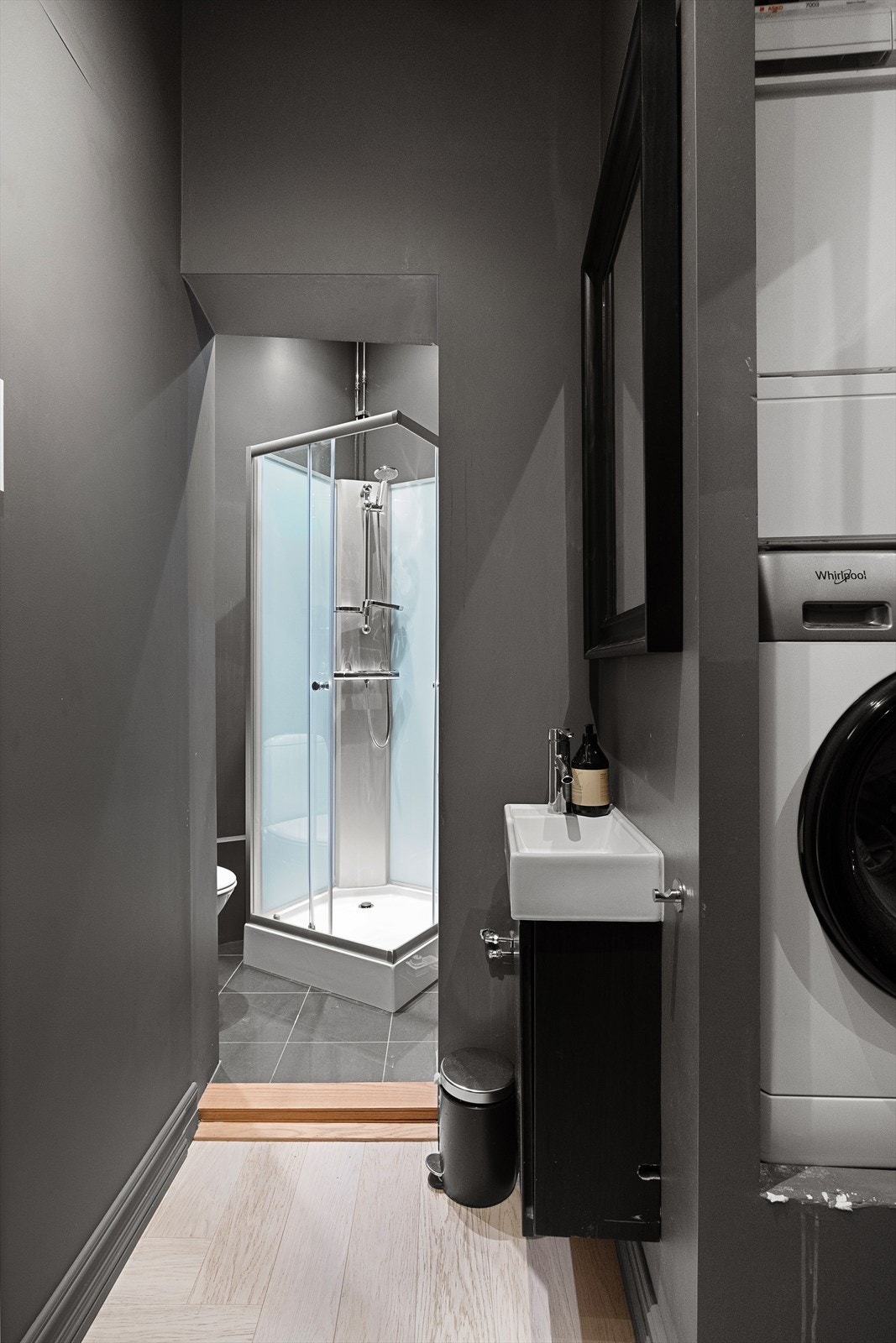 Praktisk toalettrom med downlights i himlingen. Galleribilde