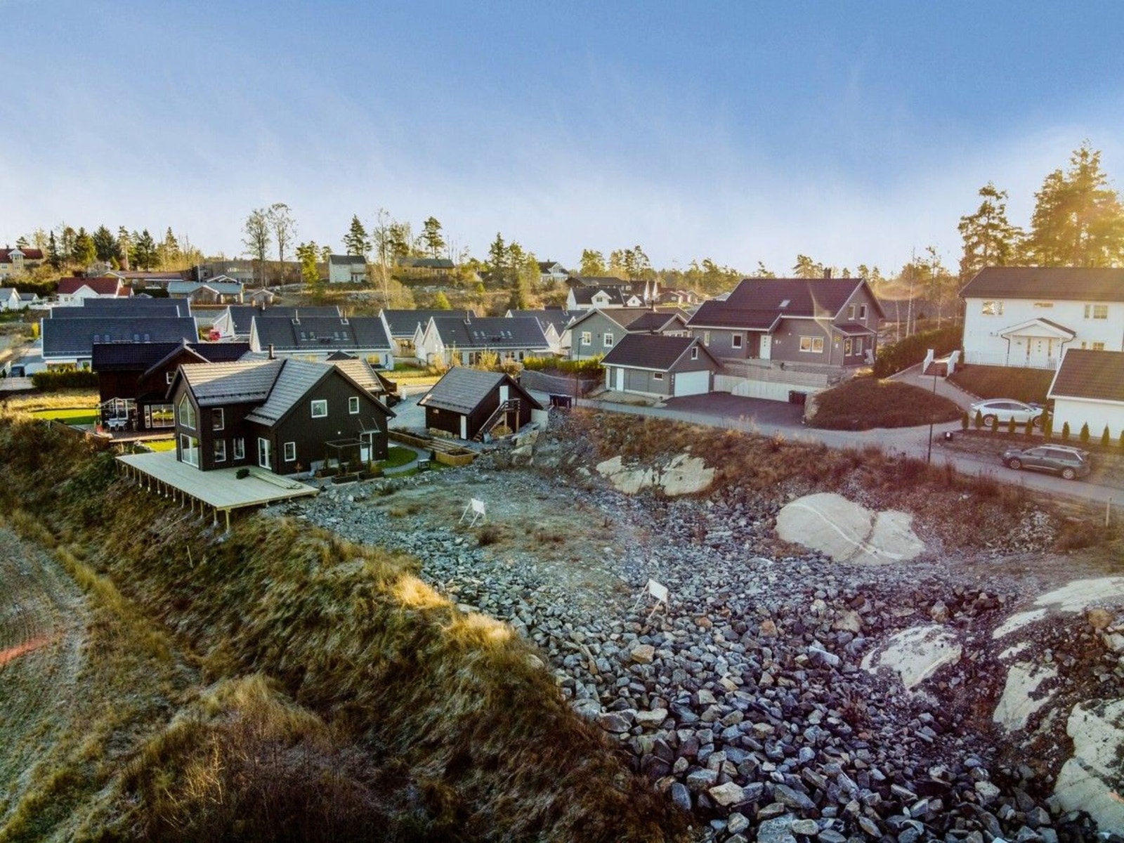 Tomten er skrånede med noe fjell. Tillatt bebygd areal %-BTA = 20% Galleribilde